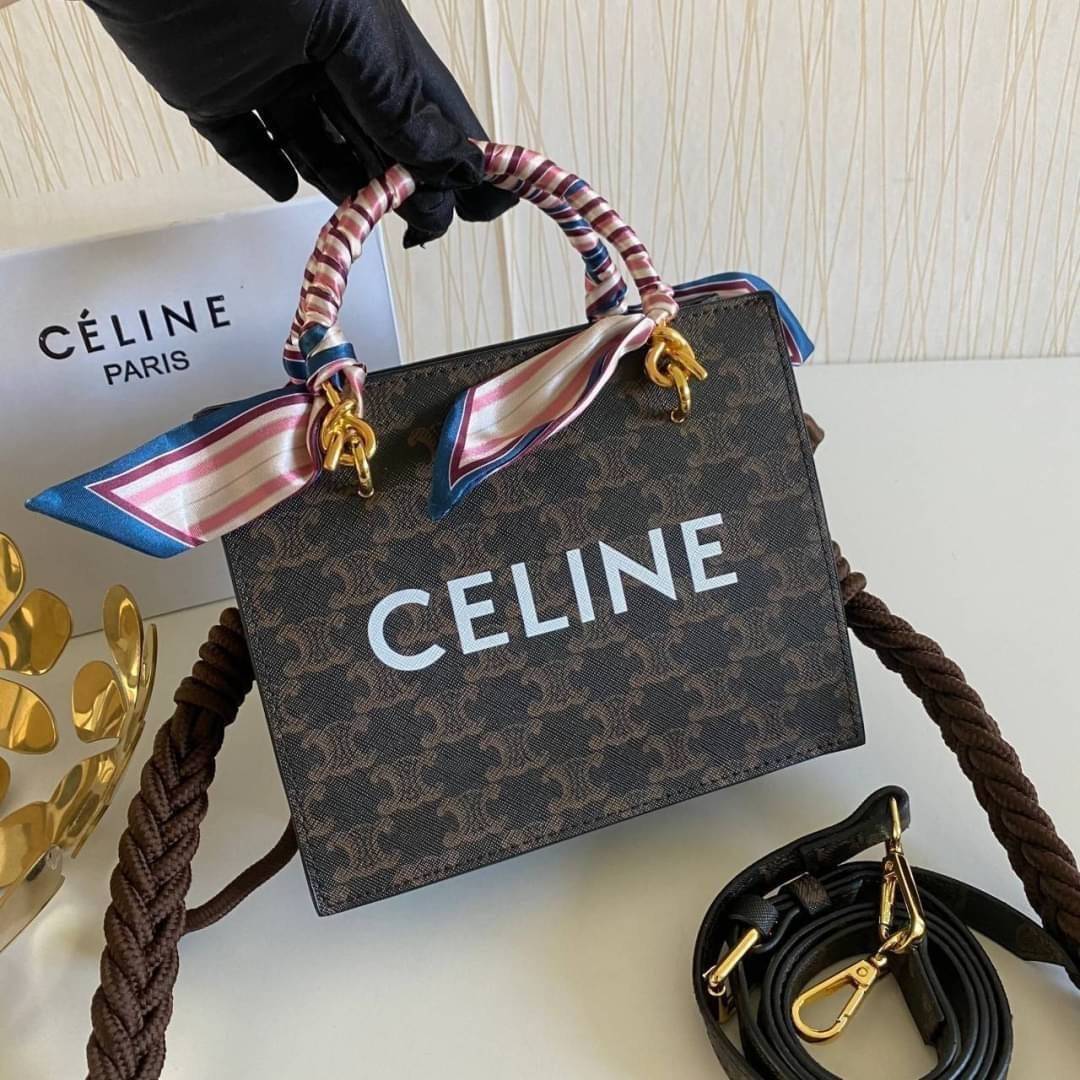CELINE Tote Bag / Celine Mini Vertical Cabas In Triomphe Canvas And Calfskin With Celine Print Tan พร้อมส่งที่ไทย!! ที่นี่ที่เดียว สวยน่ารักมากๆ ใช้งานดี ถือได้ สะพายได้ กระเป๋ารุ่นโท้ทที่ถามกันเยอะมาก บอกเลยน่ารักสุดๆ สายสะพายมีมาให้สองสาย สายหนัง สายเชื
