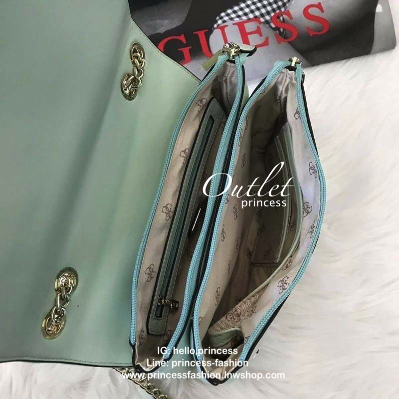 Guess Elliana Convertible Flap Over Crossbody กระเป๋าสะพายรุ่นใหม่จาก Guess factory รุ่นนี้สามารถสะพายได้ทั้งสายคู่และสายเดี่ยว สายสะพายโซ่ต่อหนังไม่เจ็บบ่า ด้านหน้าประดับtagโลหะหุ้มหนังถอดออกได้ วัสดุหนังpu ลายตาราง เรียบนิ่ม เปิดปิดกระเป๋าด้วยกระดุมแม่เ