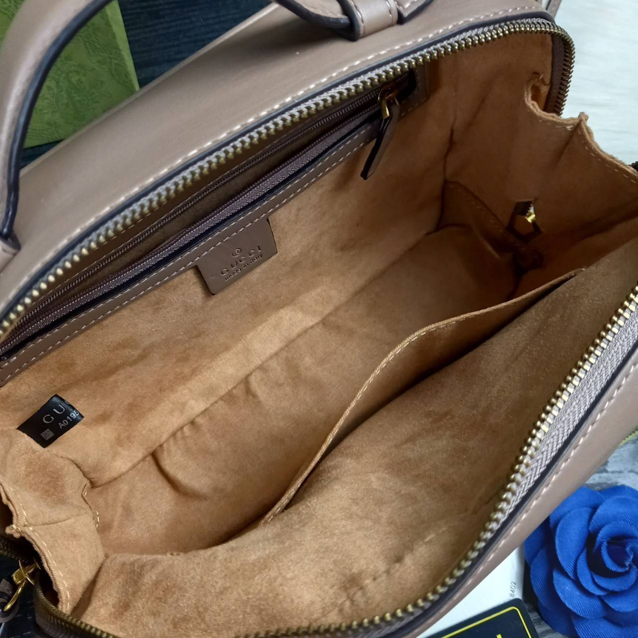 VIP GUCCI GG MARMONT TOP HANDLE SHOULDER BAG / BOLSA GG MATELASSE กระเป๋าถือ กระเป๋าสะพาย คอลเลคชั่นสุดหรู มาพร้อมสายสปอร์ตสะพายยาว สามารถปรับระดับได้ ถอดได้ เป็นอีกรุ่นที่โดดเด่นมากๆ การใช้งานคล้องตัวสุดๆ โดดเด่นด้วยโลโก้ GG ขนาดใหญ่เป็นเอกลักษณ์