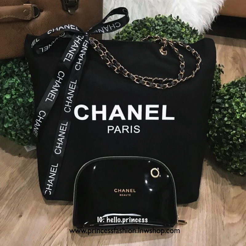 Chanel Canvas Shopping Bag With Pouch Gift With Purchase (GWP) กระเป๋าสะพายทรง Shopping ใบใหญ่ วัสดุ Canvas เนื้อหนาสีดำ อะไหล่ทอง ผูกริบบิ้นลาย Chanel มาพร้อมกระเป๋าใบเล็ก หนังเงา อะไหล่ทองเข้าชุด VIP. gift แท้ จาก Chanel Perfume Counter ใบใหญ่ใส่่ A4 ได