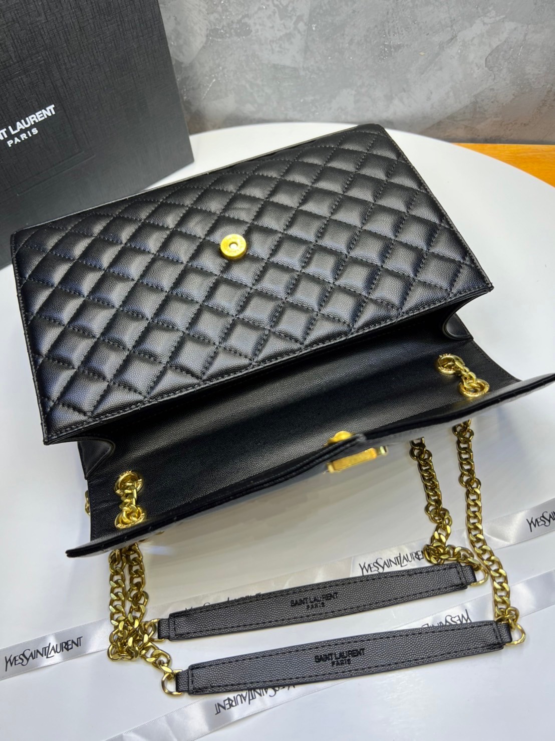หนังแท้ YSL Saint Laurent Large Cassandra quilted shoulder bag กระเป๋าสะพายใบใหญ่ ดีไซน์ทรงสวยหรู ตอบโจทย์ได้ทุกสไตล์ ภาพสินค้าถ่ายจากงานขายจริง ใช้งานต่างประเทศได้