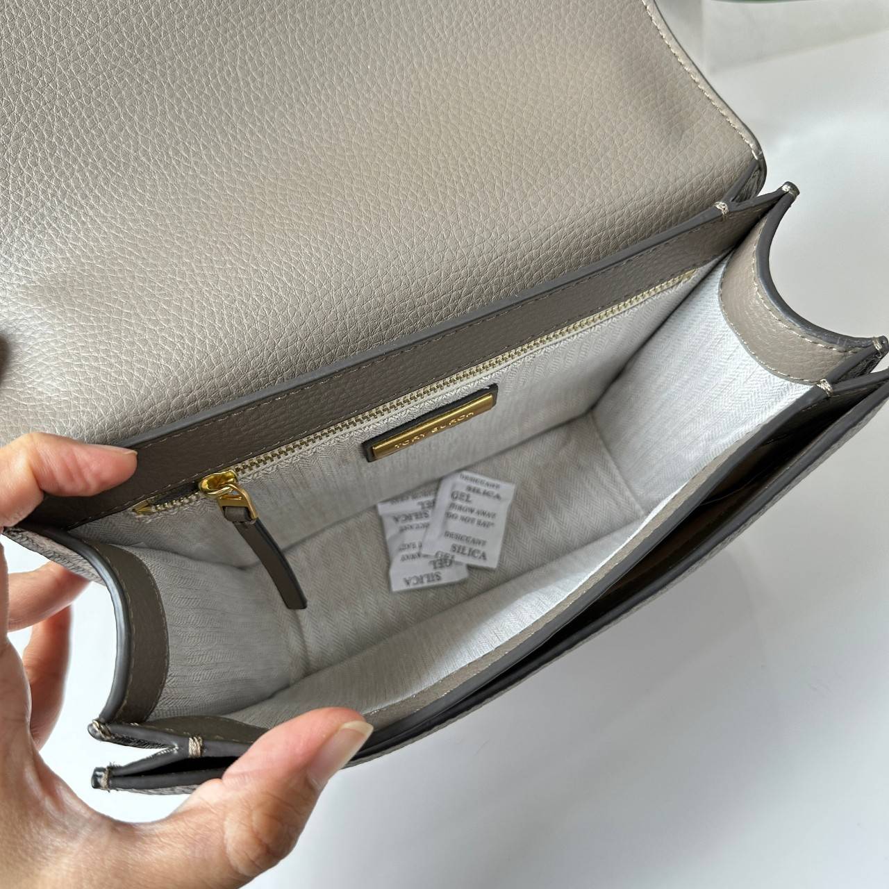 Tory Burch Britten Small Convertible Shoulder Bag คอลเลคชั่นใหม่สุดเรียบหรู กระเป๋าสะพายไหล่หรือสะพายข้าง วัสดุหนังอย่างดี ภายในแบ่งช่องเป็นสัดส่วน