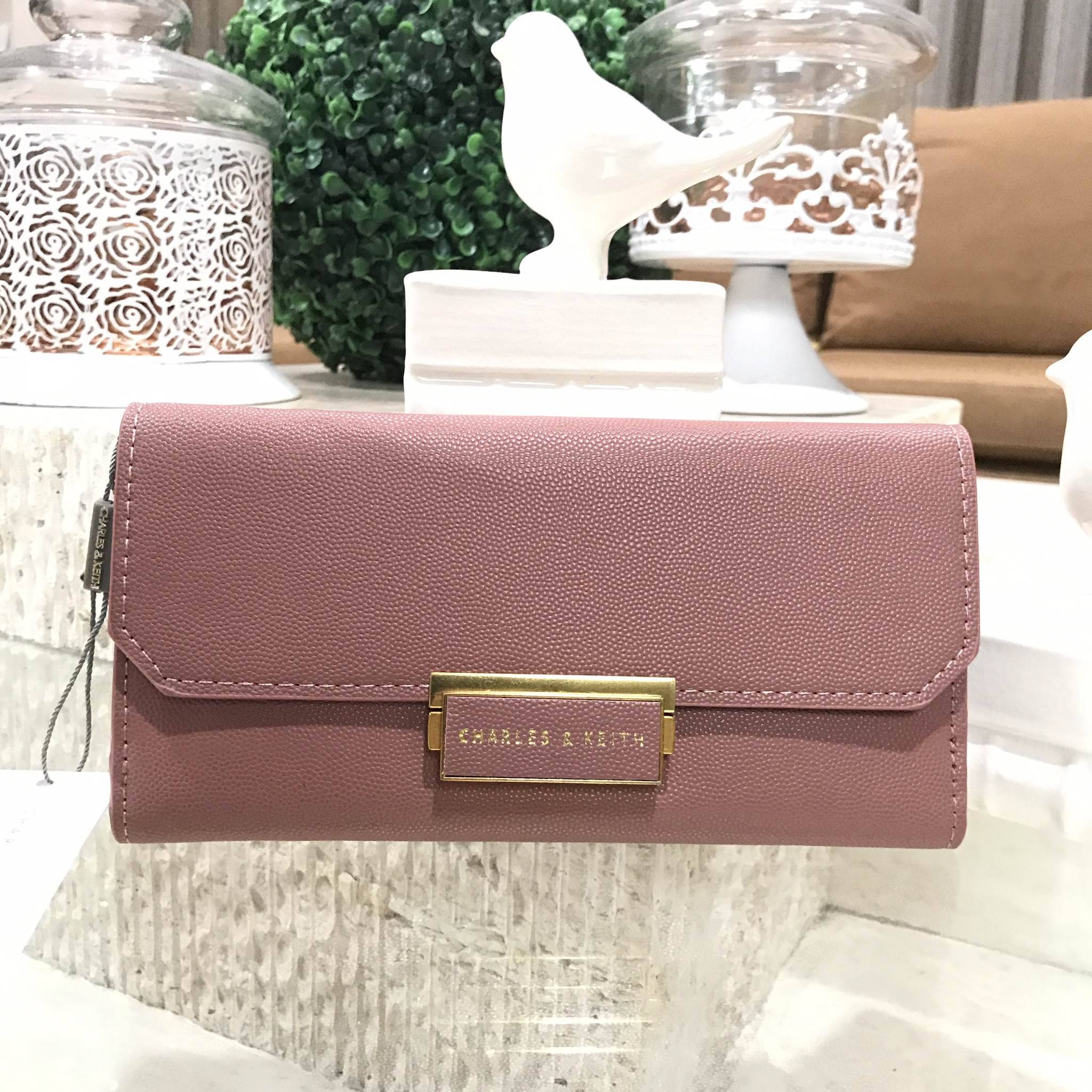 Don't Miss! CHARLES & KEITH LONG WALLET กระเป๋าสตางค์ใบยาวฝาพับรุ่นใหม่ลาสุด หนังอยู่ทรงเเข็งแรงทนทานด้านหน้าประดับโลโก้แบรนด์แบบเหลี่ยม สามารถใช้งานได้2ด้าน ด้านหน้าเปิดปิดด้วยตัวล๊อค ด้านหลังเปิดปิดด้วยกระดุมมีช่องใส่ธนบัตรและช่องใสบัตรหลายช่อง ภาย