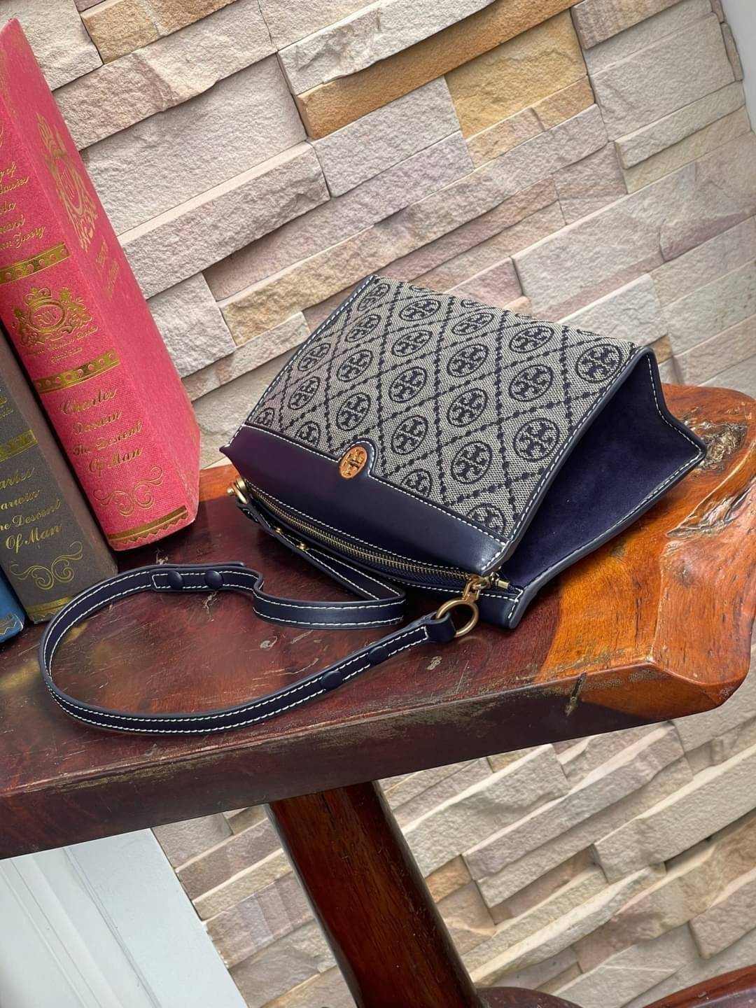 Tory burch t monogram jacquard mini pouchette ปังไม่หยุดกับลวดลาย T Monogram ที่มารังสรรค์ลงบนไอเท็มต่างๆ ในคอลเล็กชั่นต่างๆ สำหรับในรุ่นนี้มาในทรง mini pouchette ที่ได้ดีไซน์น่ารักๆแบบลุคช์ไฮโซ ที่สามารถปรับสายสั้นยาวได้ด้วยกระดุมสแน็ป ต่างออกไปกับคอลเลค