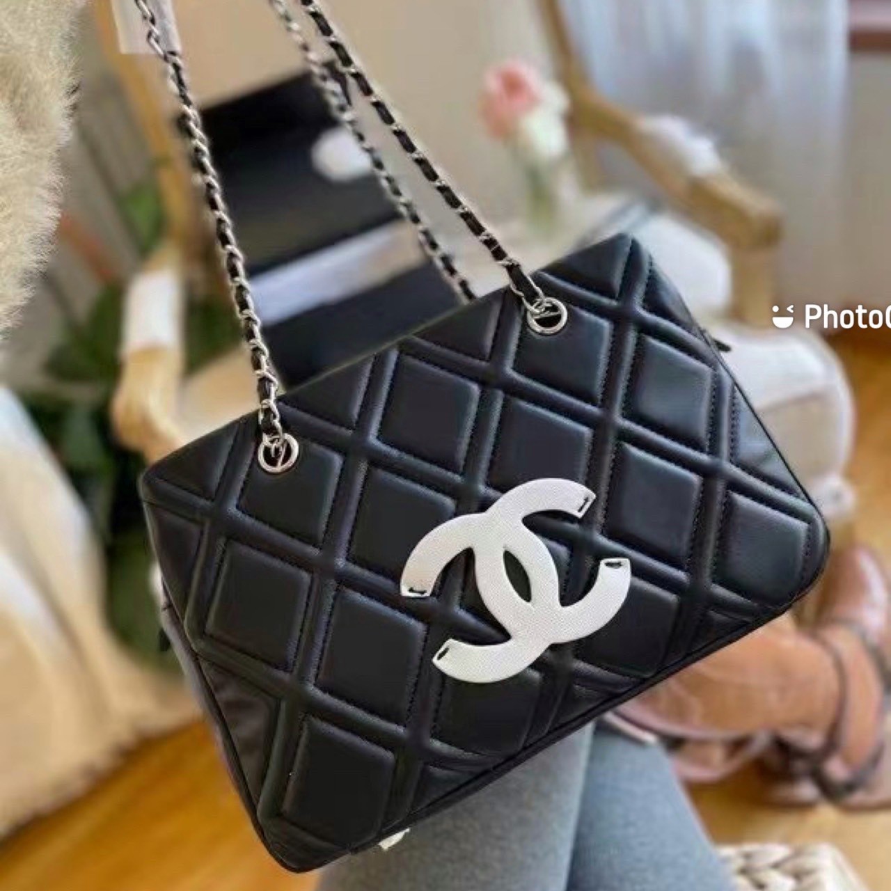 VIP 】CHANEL SHOPPING BAG งานหนังแท้สวยมาก ดีไซน์ทรง TOTE อยู่ทรงสวยหรูคลาสสิคไม่มีเอ้าท์ ภายในโล่งกว้าง จะถือหรือสะพายไหล่ก็ดูดี ไอเท็มแนะนำ พร้อมส่งที่ไทยราคาสุดคุ้ม Rare items เด็ดๆแบบนี้ควรค่าเเก่การสะสมสาวก Chanel GWP ห้ามพลาดค่ะ!