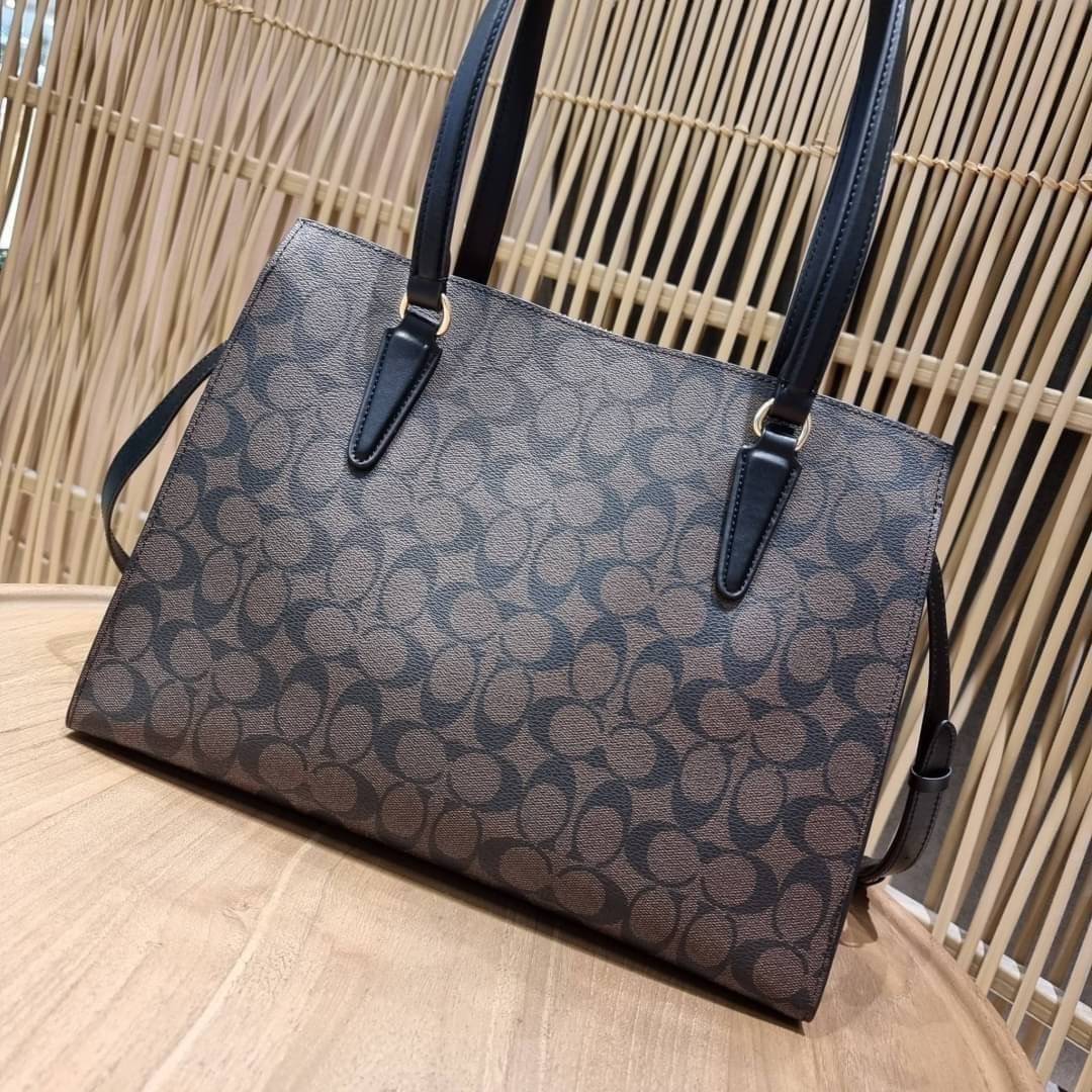 COACH C4075 TATUM CARRYALL IN SIGNATURE CANVAS คอลเลคชั่นใหม่ล่าสุด จัดมาให้ได้สวยก่อนใคร สวยหรูทุกสี!! ลุคผู้ดีต้องมาอีกหนึ่ง กระเป๋าสะพายทรงสวย ที่มาพร้อมสายสะพายไหล่ในตัว และสายครอสบอดี้สำหรับสะพายข้าง วัสดุหนัง crossgrain สวยคมมากๆ ตัวกระเป๋าถูกแบ่งเป