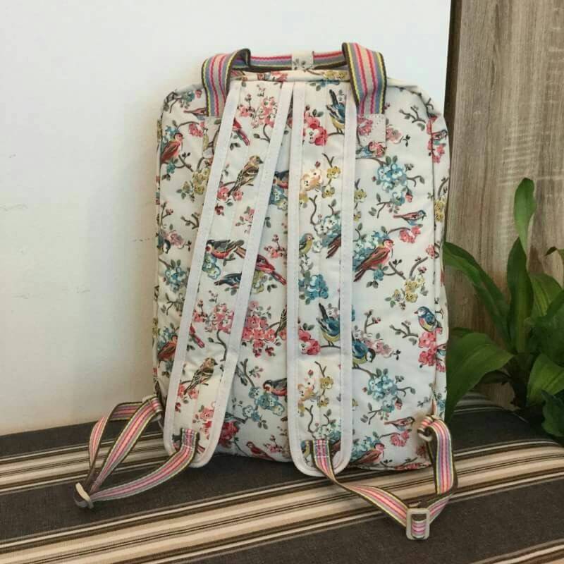 Cath Kidston Backpack Bag กระเป๋าสะพายสไตล์ vintage เป็นอีกรุ่นที่สาวๆ ถามถึงเยอะค่ะ วัสดุเป็น Canvas เคลือบ PVC กันน้ำ ทำความสะอาดง่าย น้ำหนักเบา เปิดปิดด้วยซิปรอบสะดวกใช้ ด้านหน้าประดับโลโก้ Cath Kidston พร้อมช่องซิปเล็กด้านนอกใส่กระเป๋าสตางค์ มือถือได้
