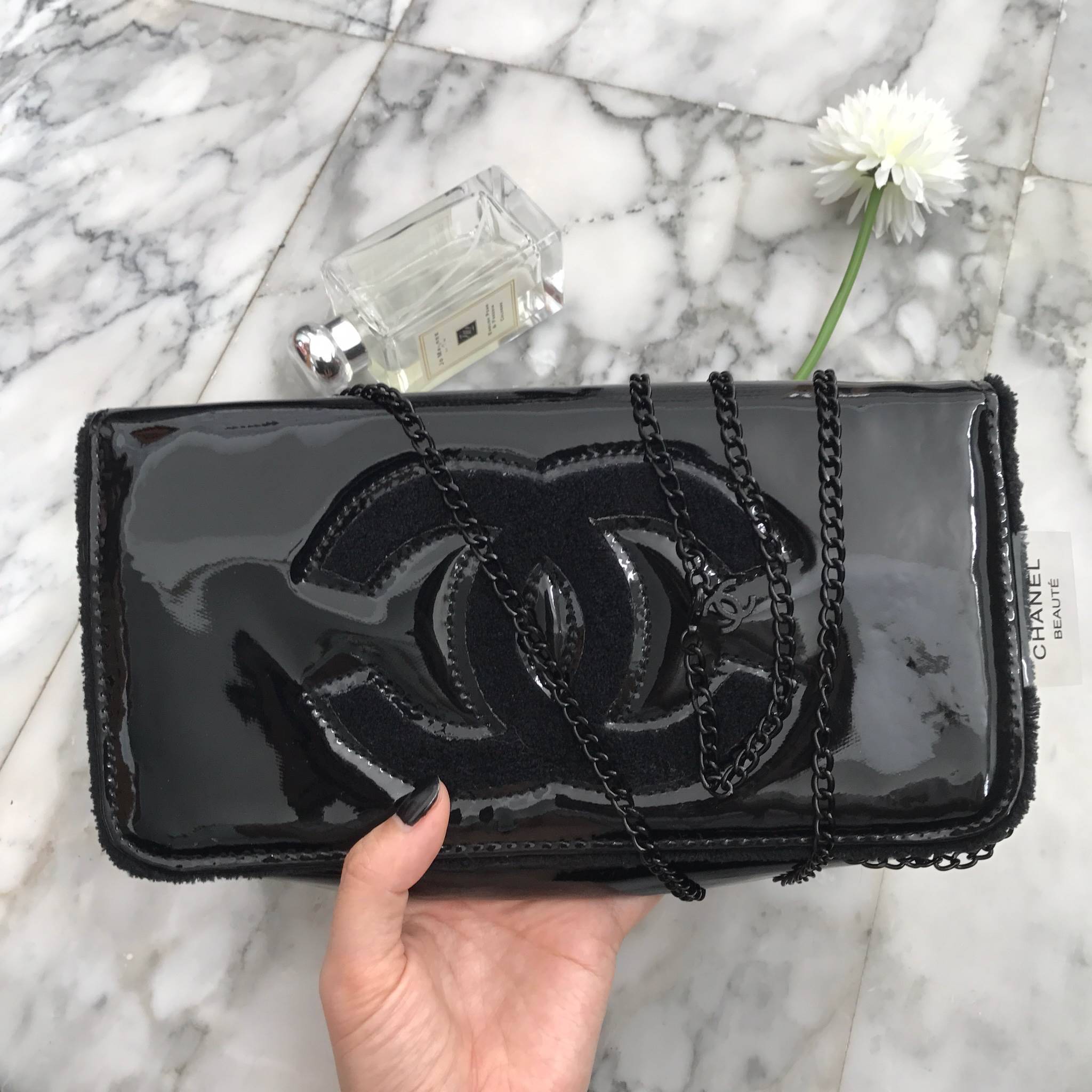 Best sellerแห่งปี! ต้องกดเลิฟให้ใบนี้เลย กระเป๋าclutch & shoulder bag งานพรีเมี่ยมกิ้ฟ จากเคาเตอร์ต่างประเทศ จากแบรนด์ Chanel เป็นกระเป๋าหนังแก้วเงา สวยหรู ตามแบบฉบับของแบรนด์เลย ตัวกระเป๋าขนาดกำลังดี ใส่มือถือได้ทุกรุ่น สามารถเก็บสายถือเป็นคลัชออกงานได้ค