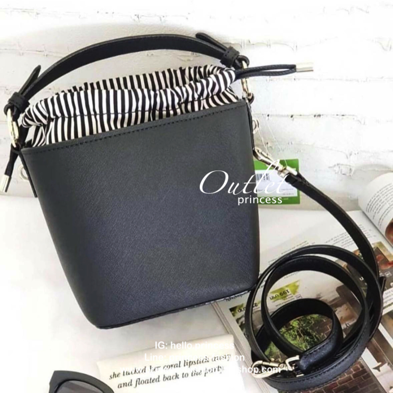 Kate Spade New York Cameron Street Pippa Bag กระเป๋าถือหรือสะพายรุ่นใหม่ล่าสุดจาก Kate Space Factory Outlet ดีไซน์ทรงถัง เปิดปิดด้วยหูรูด Drawstring ด้านหน้าประดับโลโก้เเบรนด์อะไหล่ทอง ภายในมีช่องใส่ของสามารถใส่กระเป๋าสตางค์ใบยาว มือถือ ของใช้ได้จุ พร้อมส