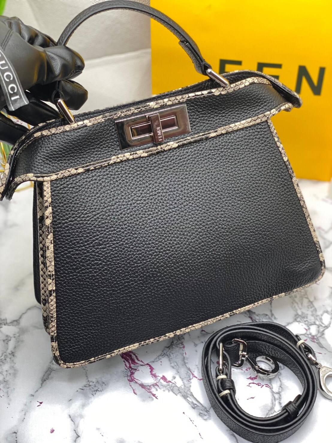 FENDI Capsule Collection Size 27cm กระเป๋าถือหรือสะพายข้างได้ หนังสวยมาก รูปแบบให้กลิ่นอายของความคลาสสิก หรูหรา มีคลาส การออกแบบที่โชว์ทั้งเอกลักษณ์ของแบรนด์และความมีสไตล์ ใช้งานง่าย จะถือหรือสะพายก็คล่องตัวทุกรูปแบบเลยค่ะ ใบจริงสวยมาก ไม่ควรพลาดด้วยประกา