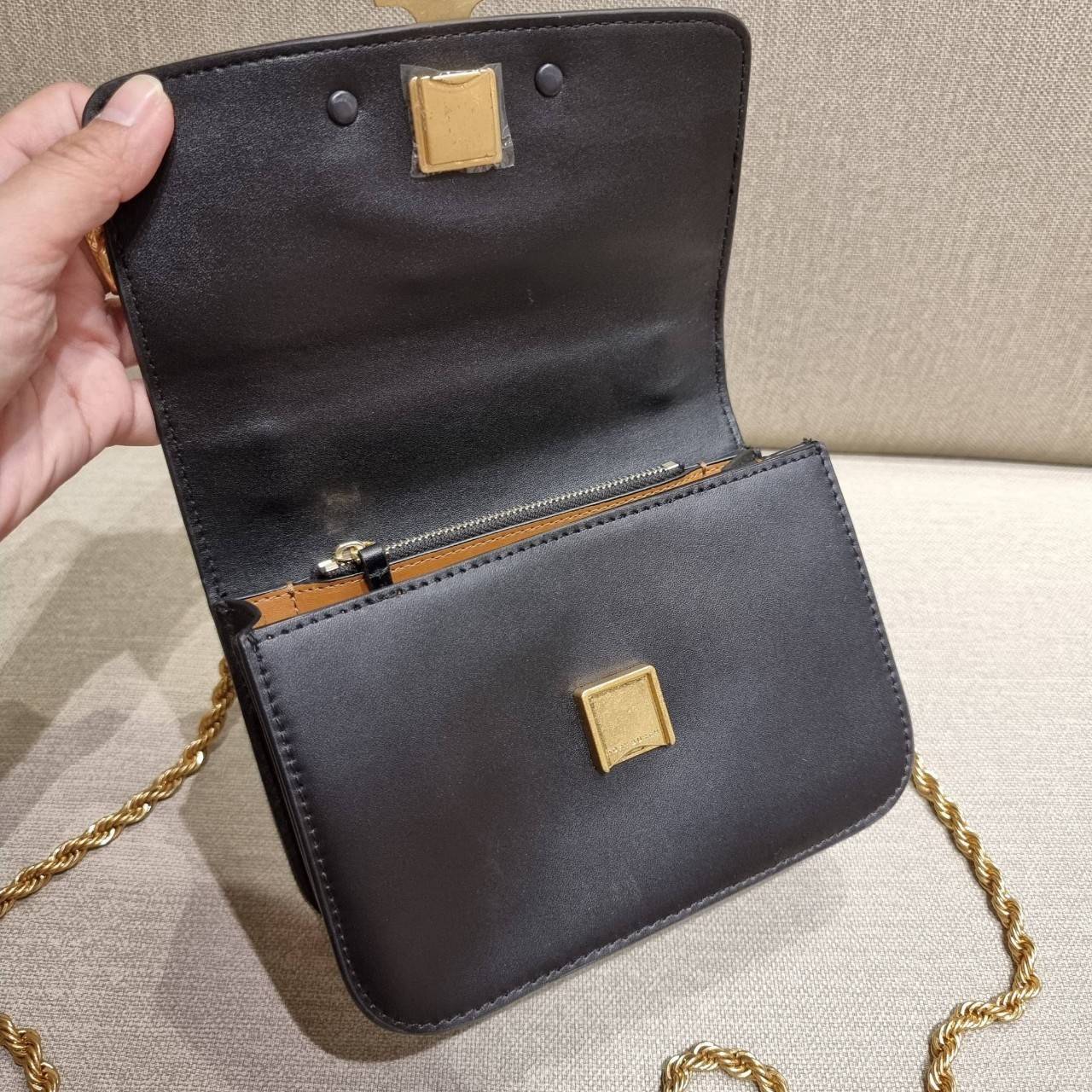 TORY BURCH ELEANOR SMALL CONVERTIBLE SHOULDER BAG ฮอตไอเท็ม รุ่นนี้ขายดีขายหมด คัมแบค!! สวยหรู คุณหนู ผู้ดี!! หายากมากที่สุด!! กระเป๋าสะพายข้าง ดีไซน์อยู่ทรง ขนาดกำลังสะดวกใช้สำหรับสาว วัสดุหนังแท้เต็มใบ สีทูโทน เปิด-ปิดด้วยแถบแม่เหล็ก ภายในแบ่งสัดส่วนได้