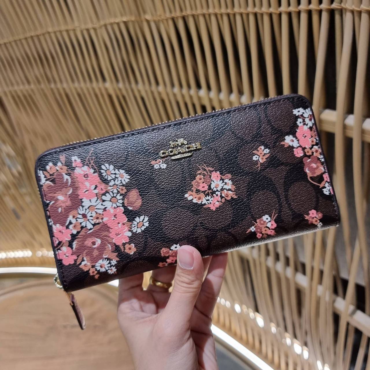 COACH ACCORDION ZIP WALLET IN SIGNATURE CANVAS WITH PRAIRIE ROSE / JUMBO FLORAL / CAMO ROSE FLORAL / MEDLEY BOUQUET PRINT ((F31572/F39189/F26290/F2859)) สวยคลาสสิคไม่มีใครเกิน!! กระเป๋าสตางค์ใบยาว ลวดลายสวย สีสันโดดเด่น วัสดุหนังแคนวาสเคลือบ เปิด-ปิดด้วยซ