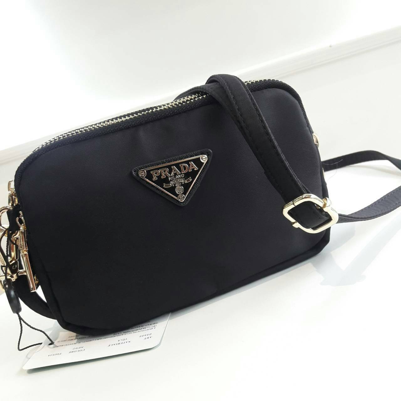 งานพรีเมี่ยมกิ้ฟ จากเคาเตอร์ต่างประเทศ จากแบรนด์ PRADA กับรุ่นขายดี ที่รอคอย Prada 3 zip nylon crossbody bag เป็นกระเป๋าใบเล็ก มีด้วยกันถึง3ช่องใส่ของ ซึ่งเหมาะกับผู้หญิงอย่างเรามาก สามารถแยกของที่จะใส่ได้เลย ตัวกระเป๋าอะไหล่สีทอง ขนาดกะทัดรัด สามารถใส่ I