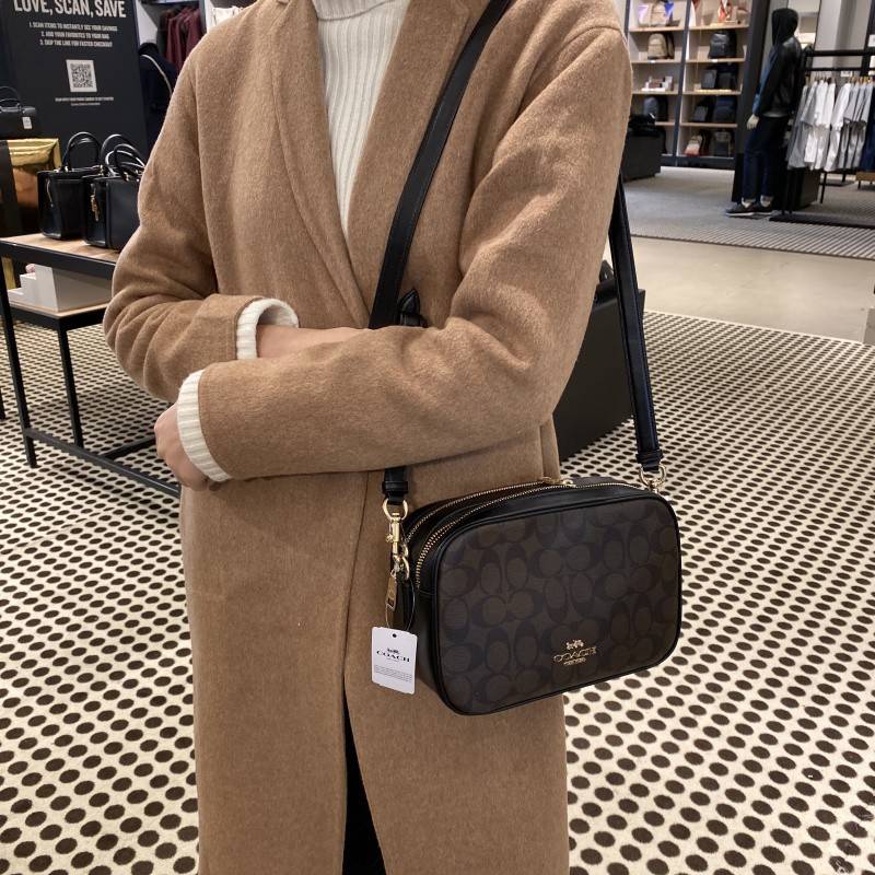 OUTLET 】COACH F68168 JES CROSSBODY IN SIGNATURE CANVAS รุ่นยอดฮิต!! กระเป๋าสะพายข้าง รุ่น 2 ซิป ใบใหญ่จุใจ สีคลาสสิคขายดี!! วัสดุหนังแคนวาสเคลือบลาย เปิด-ปิดด้วยซิป 2 ช่องหลัก ใช้งานง่าย ทรงสวยมากๆรุ่นนี้ มาพร้อมสายสะพาย crossbody ปรับได้ตามตัว ภายในใส่ขอ