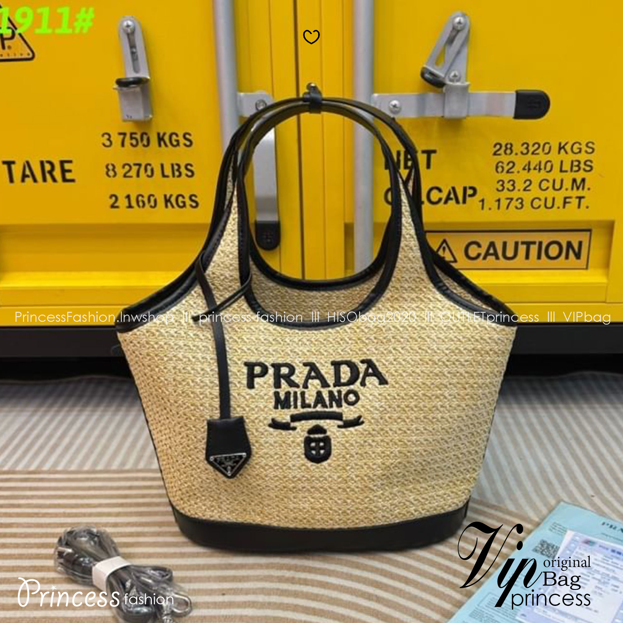 Prada crochet and leather tote bag กระเป๋าทรงโท้ท สวยไม่ซ้ำใคร สไตล์บีช เหมาะมากกับการสะพายไปเที่ยวทะเล หรือจะใช้ในวันสบายๆก็ตอบโจทย์ รุ่นนี้มีไว้ยังไงก็ได้ใช้บ่อยแน่นอน