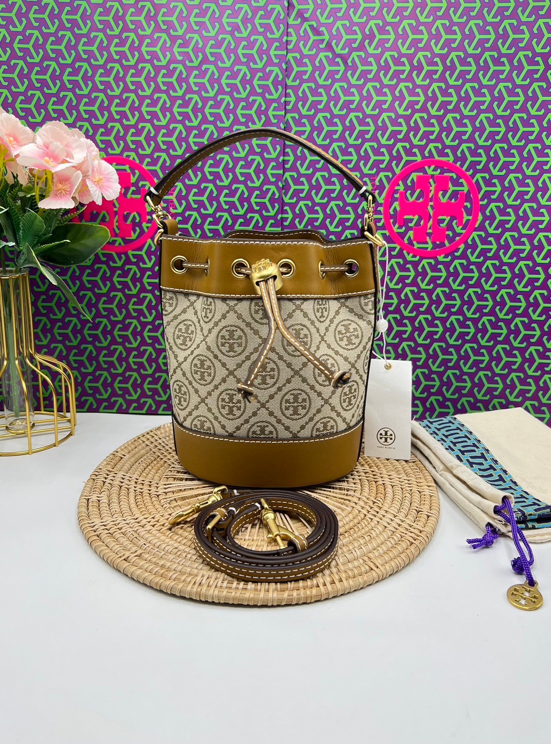 TORY BURCH Mini T Monogram Bucket Bag / Tory Mini Bucket Bag กระเป๋าทรงบัคเก็ต ไซส์มินิสุดคลาสสิก กระเป๋าทรงขนมจีบ