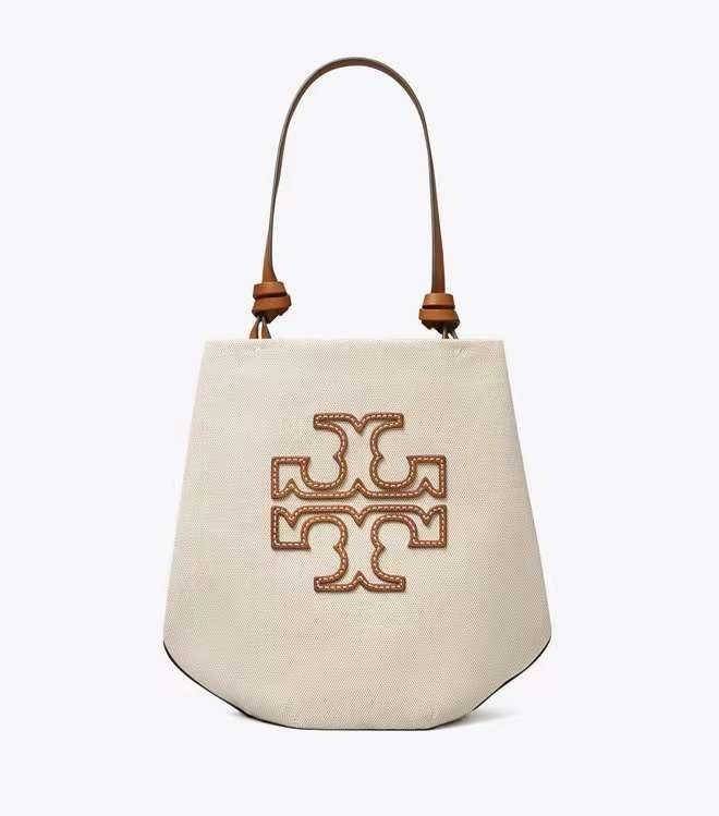 Tory Burch Small Canvas Round Tote กระเป๋าถือหรือสะพายไหล่ วัสดุผ้าcanvas รูปทรงโค้งมน ด้านในโล่ง มี1ช่องซิปและ1ช่องเล็ก น้ำหนักเบา จุของได้เยอะ มาใหม่ล่าสุดไม่ควรพลาดเลยค่า