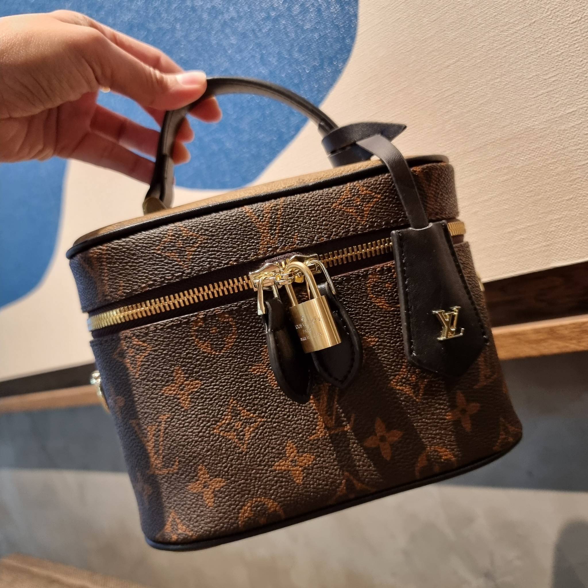 LV EXCLUSIVE VIP COSMETICS GIFT BOX กระเป๋าถือ/สะพาย สวยอยู่ทรง มาพร้อม box set สุดหรู adapt ใช้เป็นกระเป๋าเก็บเครื่องสำอางค์ ถือเชิดๆ หรือสะพายเลิศๆ ไปเที่ยว ไปไหนๆก็ดูแพง!! สวยจริงจัง!! พิเศษ!! มาพร้อมแม่กุญแจล็อคครบชุด และพวงหนังห้อย คุ้มมากๆแม๊!! ทุกด