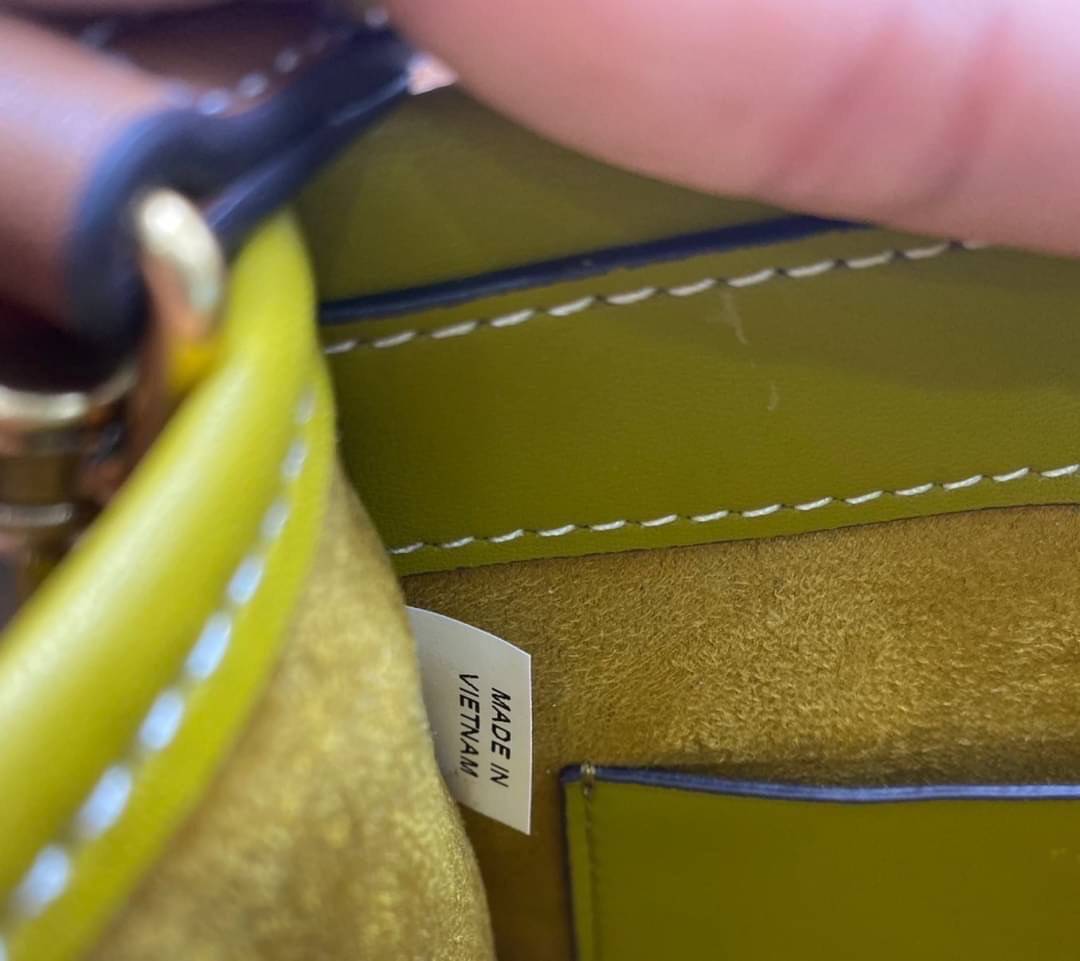 TORY BURCH T MONOGRAM EMBOSSED MINI TOTE สุดหรูกับกระเป๋าสะพายทรงโท้ท ไซส์มินิ ที่สร้างความหรูหราให้ตัวกระเป๋าด้วยดีเทลลายนูน แต่งแต้มลวดลายเอกลักษณ์ สีลูกคุณมากๆ!! วัสดุหนังแท้ ผิวสัมผัสดี ปากกระเป๋ามีแถบแม่เหล็กกันของหล่นได้ ภายในโล่ง ใส่ของจำเป็นได้ โท