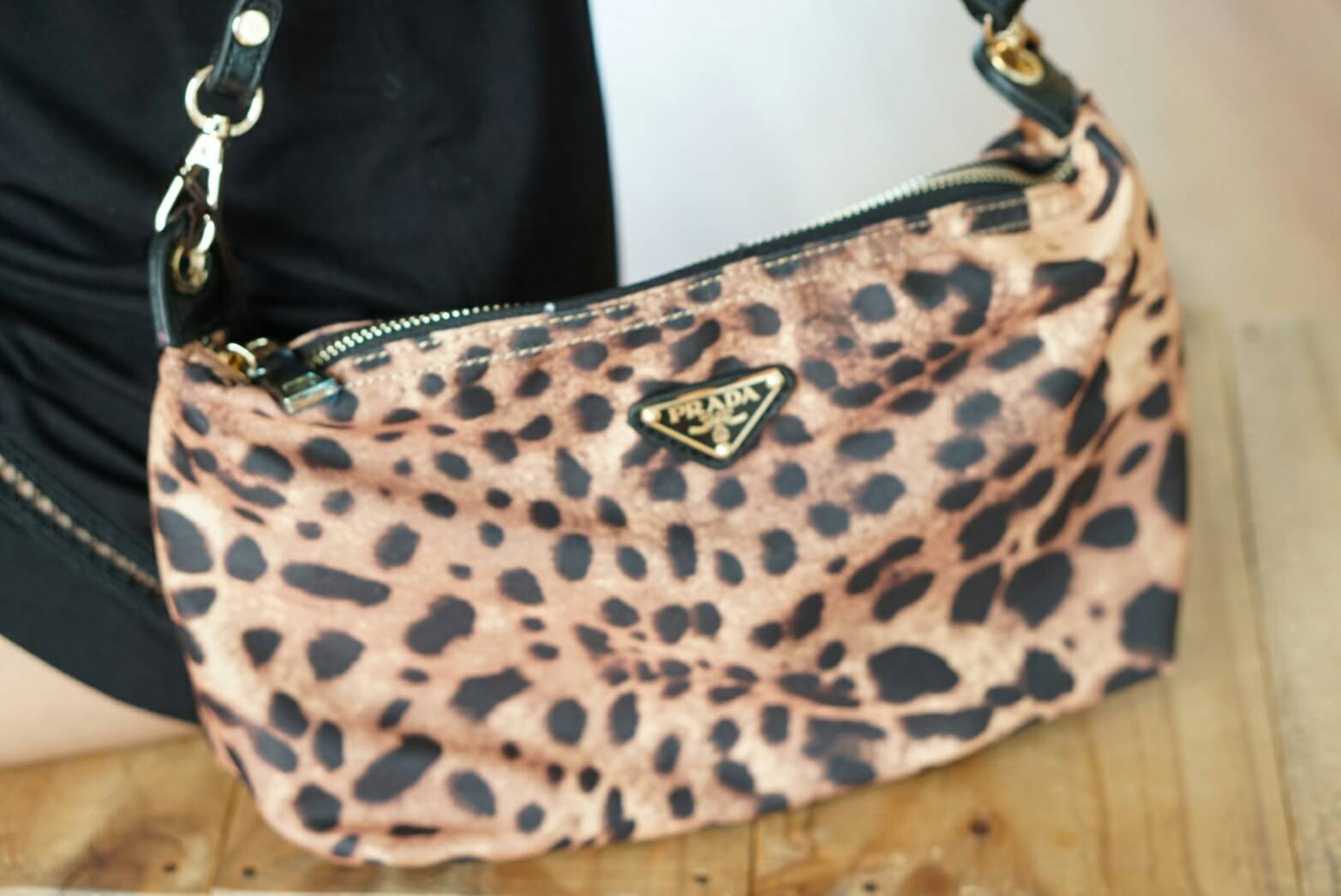 Prada Nylon Mini Crossbody Bag เข้ารอบสุดท้ายแล้วน๊าา กระเป๋าสะพายข้าง ผ้าไนล่อนอย่างหนา งานสวยโลโก้ตามสีกระเป๋า ทรงถ่วงใช้ง่าย ทรงและสี ตามของแท้ชนช็อปเลย สะพายได้2สาย สั้น ยาว หรือจะถอดสายออกถือเปนคลัชก็ได้ ตามชอบกันไปเลย ใส่ของได้เยอะเลย ทรงยิ่งถ่วงยิ่