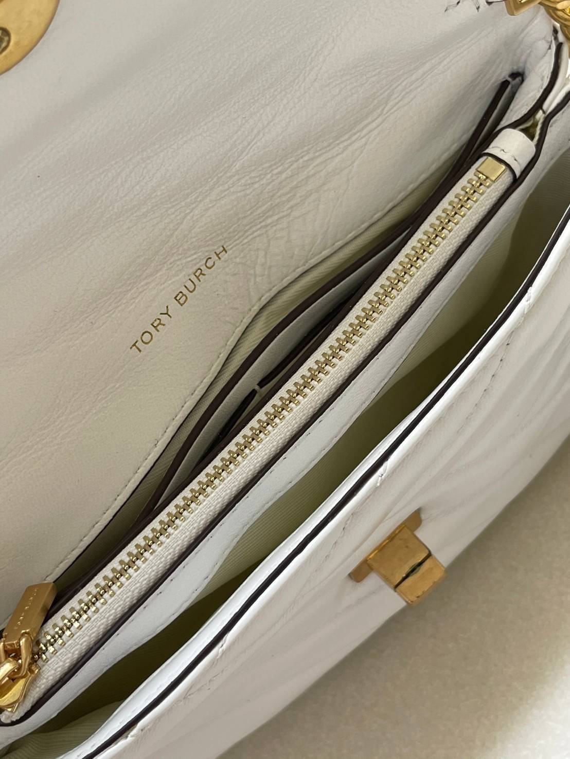 ของแท้ 💯% 】Tory Burch Kira Chevron Chain Wallet Bag เน้นความเรียบหรูดูแพง ต้องยกให้รุ่นนี้ ซึ่งมีขนาดกะทัดรัด ให้ลุคสาวมั่น Active ดูทะมัดทะแมง เหมาะสะพายในวันลำลอง และด้วยความที่เป็นแบรนด์ของทอรี่