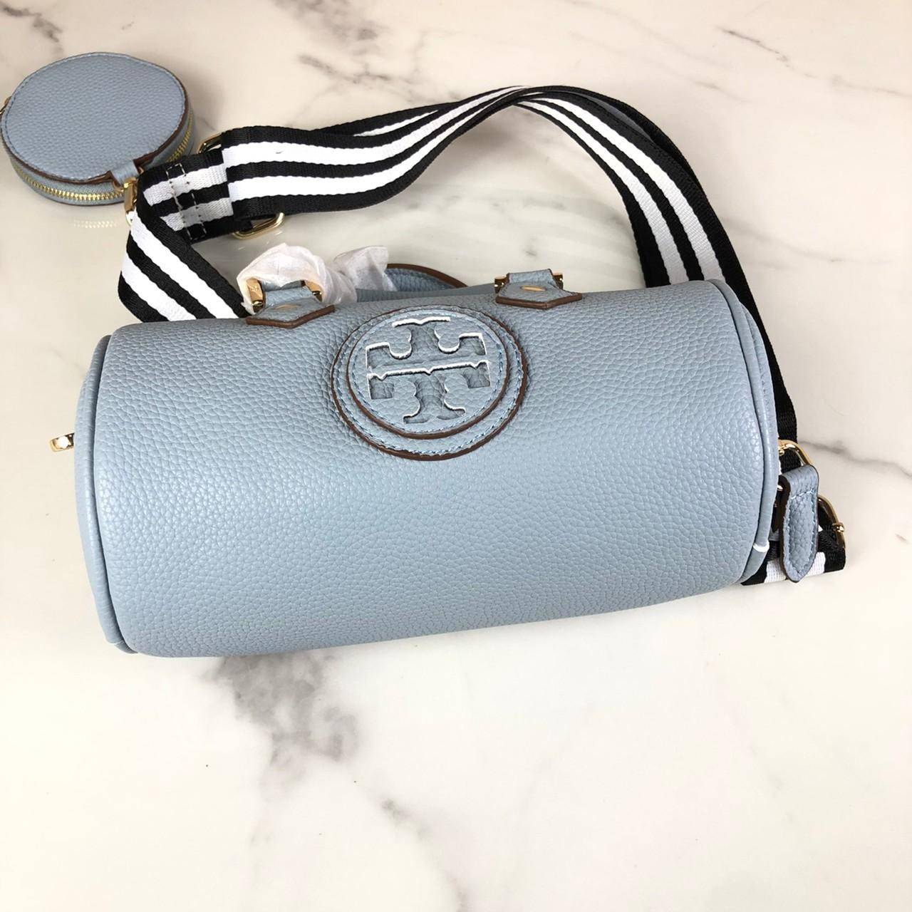 กระเป๋าถือ หรือสะพาย TORY BURCH เปิด - ปิดกระเป๋าด้วยซิป ด้านในมีช่องใส่ของ 1 ช่อง มาพร้อมสายสะพายยาว สามารถถอดและปรับได้ Free Size ค่ะ