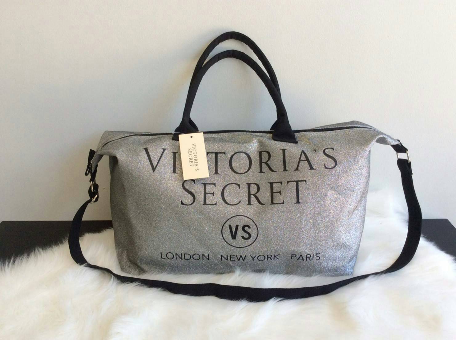 VICTORIA'S SECRET CANVAS GLITTER LARGE RUNWAY TRAVEL BAG 2017 กระเป๋าทรง Travel ใบใหญ่วัสดุ CANVAS GLITTER ด้านหน้าประดับโลโก้แบรนด์ glitter วิ๊งทั้งใบ เปิดปิดด้วยซิป ภายในกว้างจุสุดๆ ใส่เสื้อผ้าได้หลายชุด ไม่ว่าจะถือขึ้นเครื่อง, ไปต่างจังหวัด หรือไป