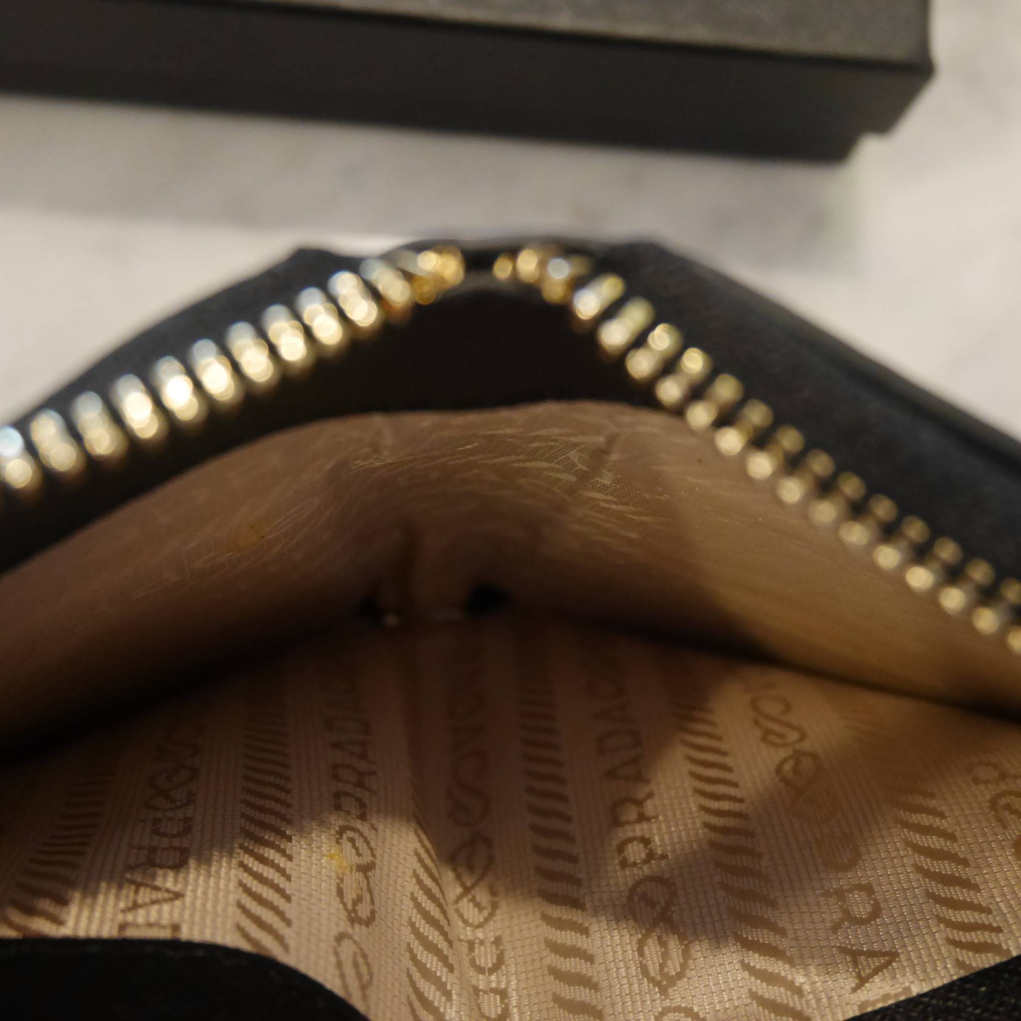 New Color•• รุ่นที่รอคอยสำหรับสาวๆที่ชอบ กปต.สั้น ก็มาแล้วค้า กับ Prada Short Saffiano wallet กระเป๋าสตางค์สั้น ขนาดกะทัดรัด เปิดปิดด้วยซิป อะไหล่ทอง ปั้มแบรนด์ ทั้งใบ **จุดเด่น มีช่องใส่รูปถ่าย ใส่บัตรได้หลายช่อง ด้านในมีช่องซิปแยกอีก1ช่องค้า อีกหนึ่งไอเ