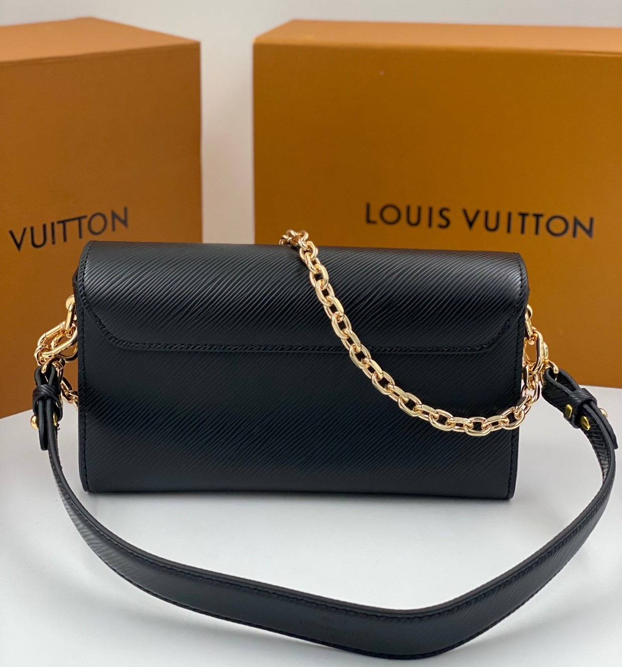 ORI หนังแท้ | LV Twist West Bag elongated shape in grained Epi leather กระเป๋าสะพาย/กระเป๋าถือ พร้อมสายโซ่ หนังลายเกรน Epi รูปทรงยาวและสง่างาม นำเสนอมุมมองใหม่สุดเท่ให้กับไอคอนของแบรนด์ ในหลากหลายเฉดสีทันสมัย