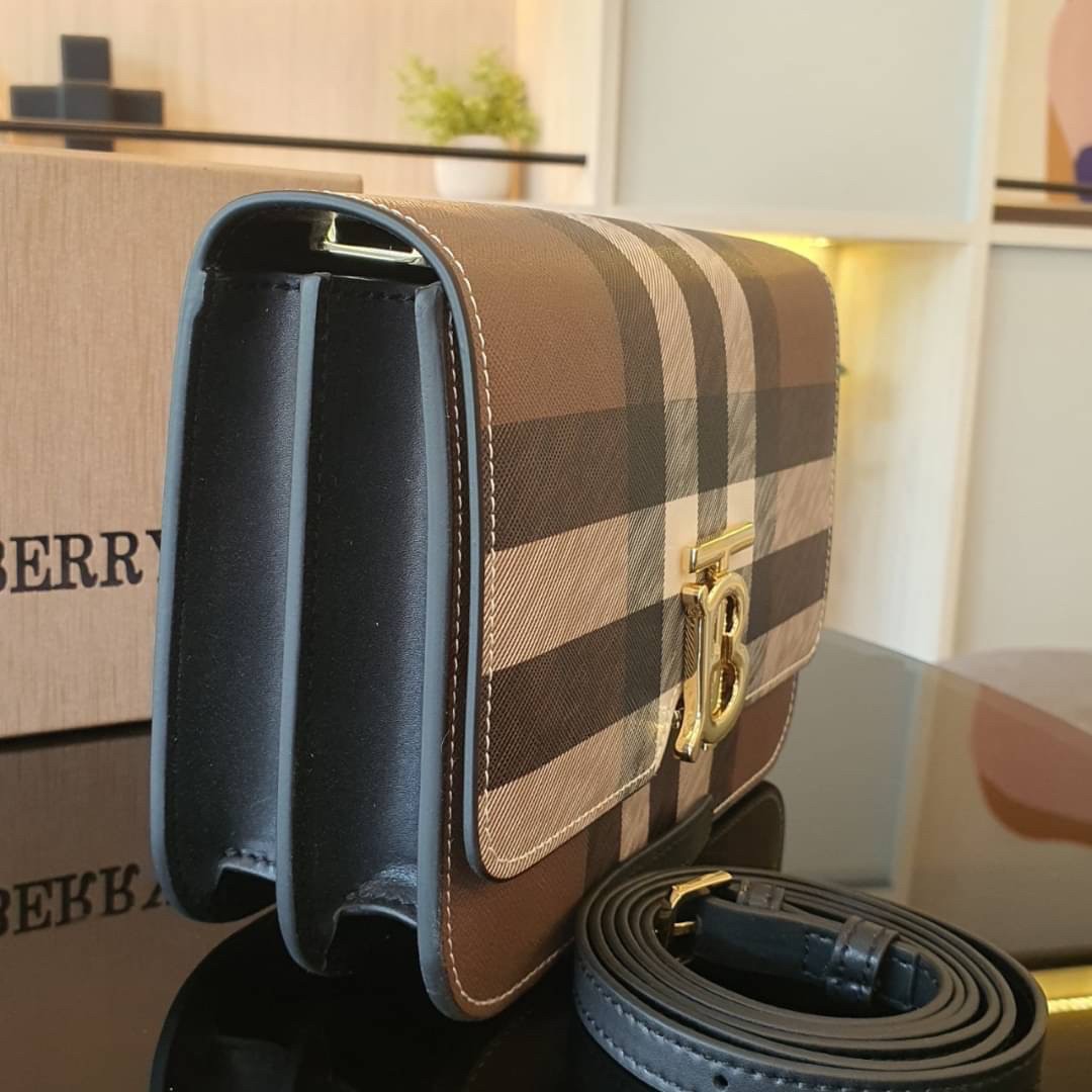BURBERRY FRAGRANCES CROSSBODY BAG / BURBERRY FRAGRANCES QUITED LAMBSKIN BAG ตัวกระเป๋าเป็นหนัง Lambskin นิ่มสวยหรูดูดี เปิดปิดด้วยฝาปิดสัญลักษณ์รูปตัว B ภายในโล่งกว้าง