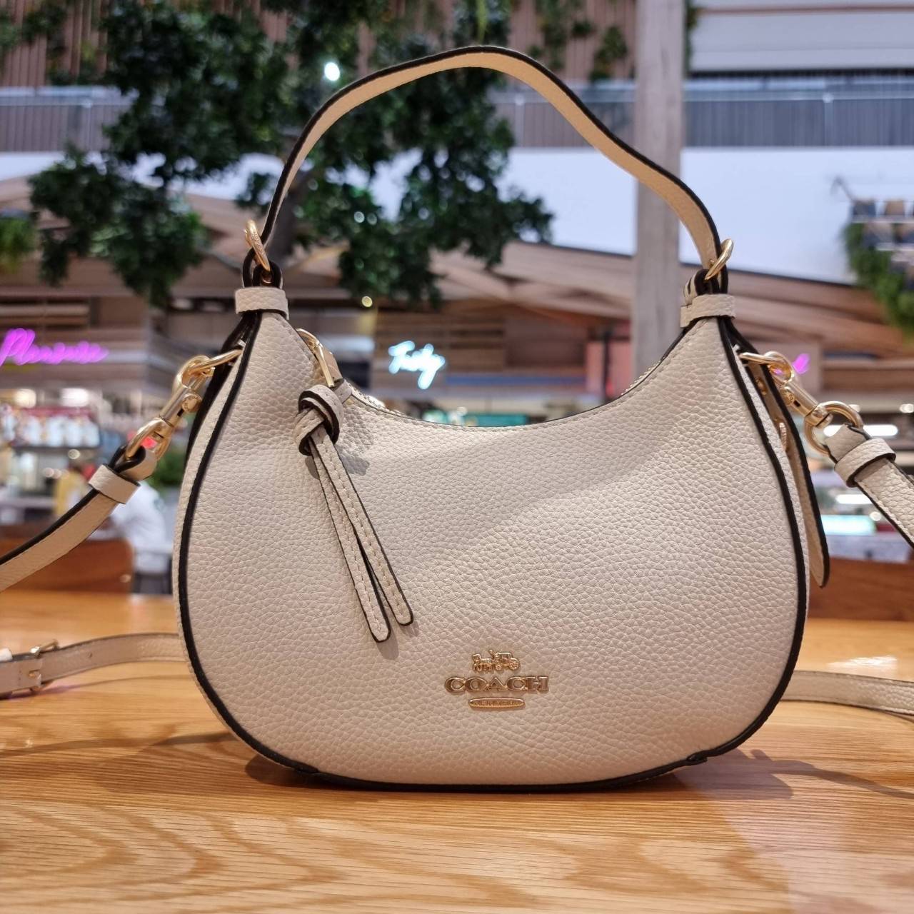 COACH C6807 KLEO HOBO IN SIGNATURE CHAMBRAY ใหม่ล่าสุด คอลเลคชั่นสุดคิ้วท์ ที่สาวๆต้องหลงรัก กระเป๋าสะพายทรงโฮโบ ที่ดีไซน์มาให้ปรับใช้งานได้หลากหลาย วัสดุหนัง pepble สวยหรู รูดเปิด-ปิดด้วยซิป ภายในเป็นช่องโล่ง สายคล้องสามารถถอดออกใส่สายยาวสะพายข้างได้ หรื