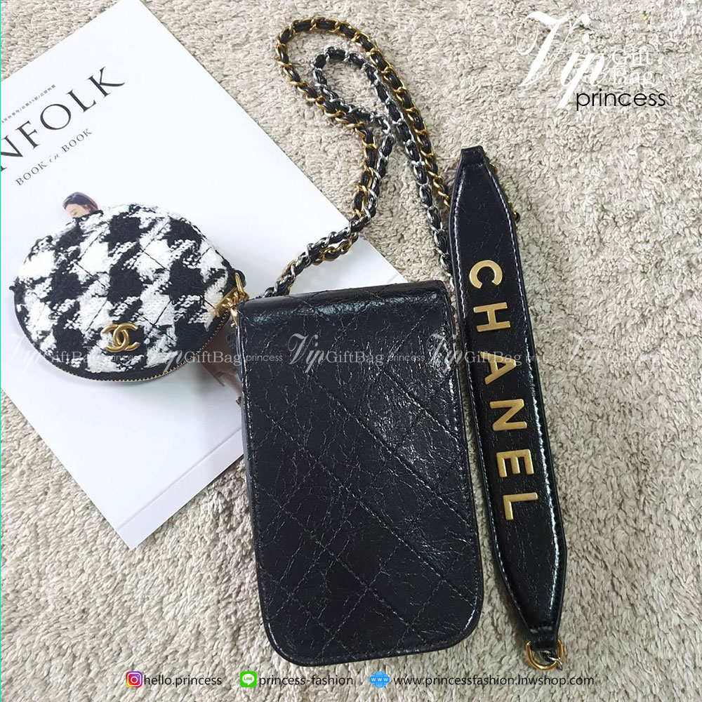 CHANEL VIP GIFT WOC BAG งาน CHANEL VIP GIFT ของแท้ 100% จากเคาเตอร์แบรนด์ CHANEL ทรงแนวตั้ฝน่ารัก ขนาดกำลังดี วัสดุหนังเรียบพิมพ์ลายยับ เปิดปิดด้วยตัวล้อคปั้มแบรนด์ อะไหล่ทอง ลายวินเทจ ด้านในใส่โทรศัพท์ได้ถึง NOTE10+ มาพร้อมสายโซ่สลับหนังเอกลักษณ์โซ่สองสี