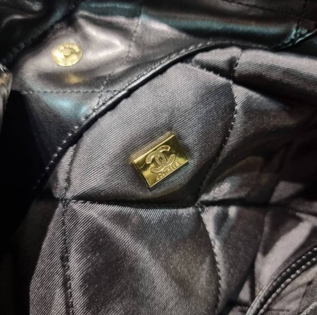 Chanel 22 bag เกินต้านที่สุดกับไอเท็มนี้ ที่สาวๆหรือใครๆก็ต้องมีแล้ว!! แค่เห็นก็หลงรัก กระเป๋าทรงสวย ดีเทลเรียบแต่มีความหรูแอบซ่อนอยู่ ด้วยดีไซน์สายสะพายโซ่สีทอง และโลโก้อันโดดเด่น ดีงามน่าหลงใหลมาก