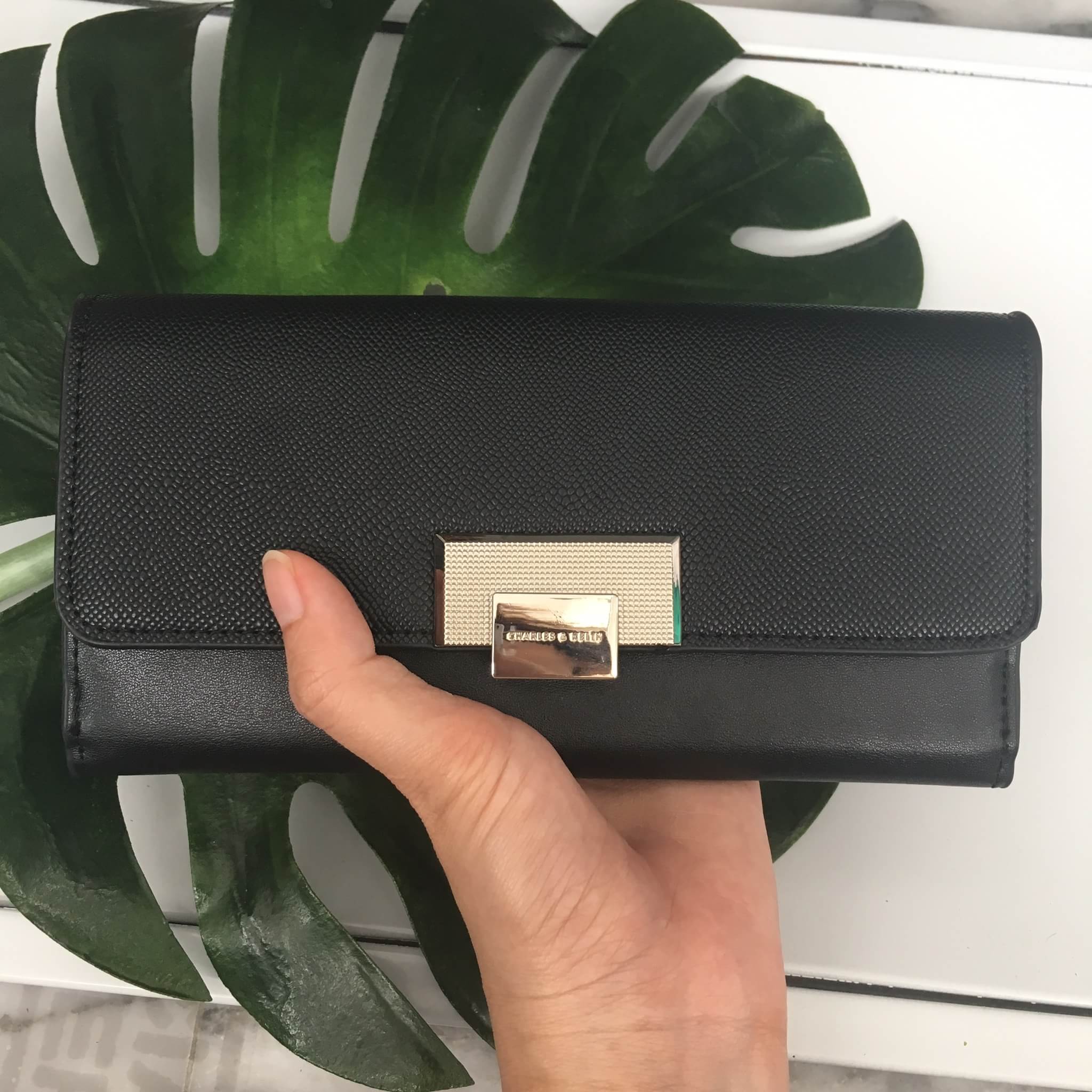 🎈 งานแท้ชนช้อป รุ่นหายาก !! กระเป๋าสตางค์ จากแบรนด์ Charles & Keith สวย หรูมากกกก ใบนี้ เป็นกระเป๋าตัง 2 พับ ใช้ได้ 2 ด้านเลยน้า #คุ้ม #เลิศ มี 2 สี เทาเข้ม กับ ดำ คะ มีช่องใส่ บัตรเยอะ ช่องใส่เหรียญ ใส่ แบงค์ บอกคำเดียว สวยรับเงิน #มีถุงผ้าแบรนด์ใ