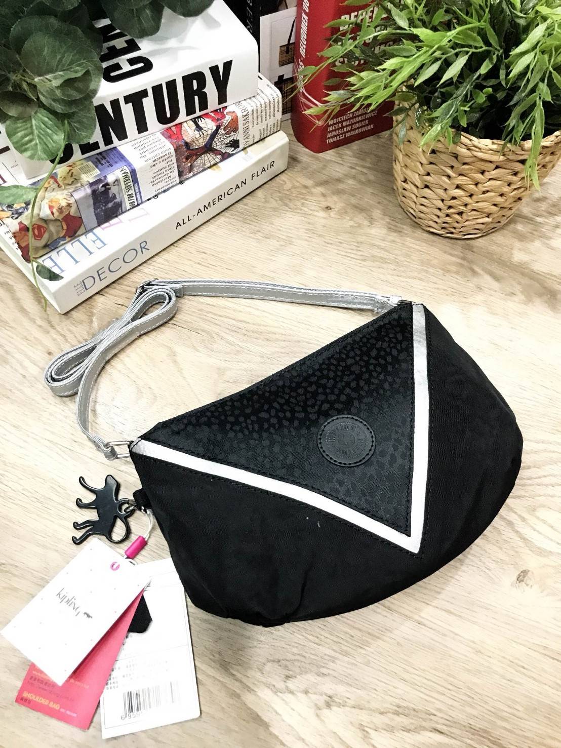 NEW ARRIVAL! KIPLING WOMENS PARTY SHOULDER BAG กระเป๋าสะพาย Party Bag รุ่นใหม่ล่าสุดวัสดุ Nylon + Polyester 100% กันน้ำ น้ำหนักเบา เปิดปิดด้วยซิป หัวซิปแบรนด์ ภายในมีโลโก้และช่องซิป ใส่กระเป๋าสตางค์ ของใช้จุกจิกได้เยอะ สายสะพายยาวปรับได้ 5 ระดับ พร้อมพวงก