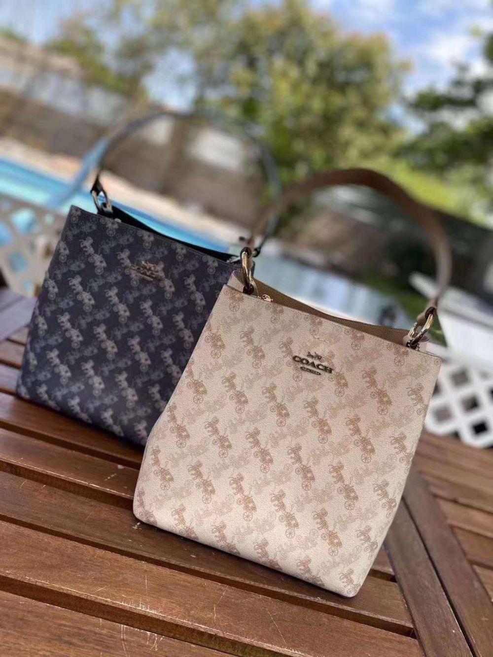 COACH TOWN BUCKET BAG WITH HORSE AND CARRIAGE PRINT ((2081-236)) 🔺กลับมาแล้ว ตามคำเรียกร้องค่ะ! กระเป๋าคล้องไหล่//สะพายข้างได้ วัสดุ pvc อย่างดี หนังนิ่มป่องพองตัวสวยงาม ลายรถม้าทั้งใบค่ะ ภายในกระเป๋าแบ่งเป็น2ช่องหลัก เปิดปิดแบบกระดุมแม่เหล็ก ภายใ