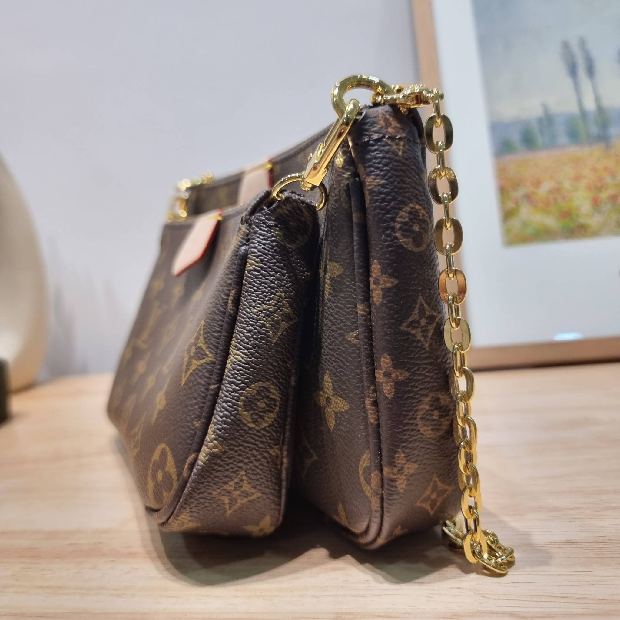 Set 4 ชิ้น LV Multi Pochette Bag New in!! กับ box set ชวนสะสม ที่จับเอารุ่นยอดฮิต มามิกซ์รวมกับไอเท็มสุดคุ้มของมันต้องมี!! จัดเรียงให้อยู่ในกล่องสุดหรู ไม่ว่าจะตัวกระเป๋า กระเป๋าสตางค์ กระเป๋าจิ๋ว ใบไหนๆก็นำมาใช้งานได้จริง คุ้มค่ามากๆ แถมฟรี! ริบบิ้นลายลิ