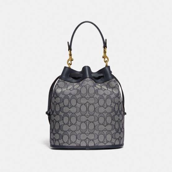 COACH FIELD BUCKET BAG IN SIGNATURE JACQUARD C3853 กระเป๋าสะพายทรงบัคเก็ต รุ่นใหม่ล่าสุด ดีไซน์ลายซิกเนเจอร์บนผ้า jacquard สวยคม เป็นเอกลักษณ์ไม่ซ้ำใคร มาพร้อมสายสะพายผ้าสปอร์ต และสายสั้นสำหรับคล้องแขนได้ สามารถรูดปิดปากกระเป๋าด้วยหนังรอบใบ เพิ่มดีเทลให้ต