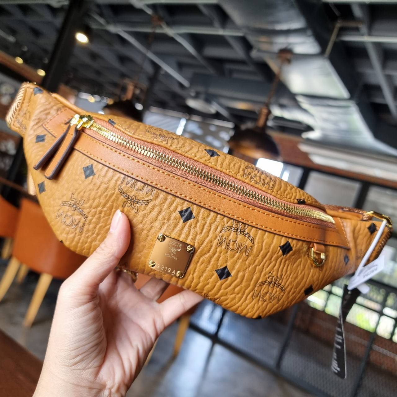 M.C.M SMALL FURSTEN BELT BAG IN VISETOS กระเป๋าคาดอกยอดฮิตอีกหนึ่งดีไซน์ ที่หนุ่มๆสาวๆใช้ได้ไม่มีเบื่อ รุ่นขายดีตลอดกาล ลายวิเซโต้เอกลักษณ์ ทั้งสปอร์ตและดูหรูในตัว ใช้งานง่ายด้วยไซส์ที่กะทัดรัด วัสดุหนังแคนวาสคุณภาพดี ภายในเป็นช่องโล่ง ใช