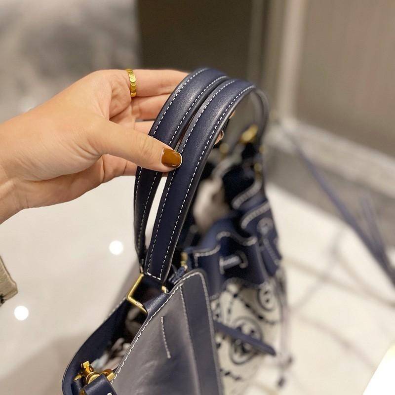 Tory T Monogram Mcgraw Dragonfly / Tory burch bucket กระเป๋าถือหรือสะพายไหล่ วัสดุหนัง Jacquard อะไหล่ทอง ทรงปีก เปิด-ปิด ด้วยกระดุมแม่เหล็ก ด้านในโลง มี 2ช่องเล็ก จุของได้เยอะ น้ำหนักเบา สายสะพาย crossbody ได้ ปรับระดับได้