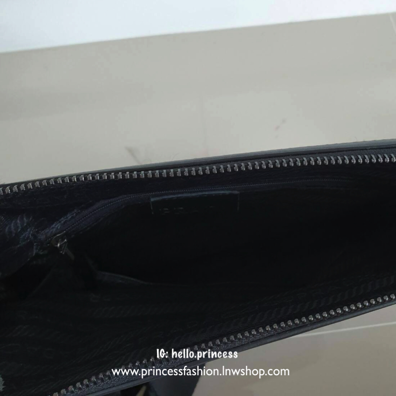 PRADA MASSENGER ทรงยอดฮิตสำหรับท่านชาย สะพายไปทำงานก็ดูดี หรือจะสะพายไปเที่ยวก็หรูไม่แพ้ใครแน่นอนคะ ขนาดกำลังดี สามารถจุของได้เยอะคะ ใส่ Ipad Tablet ได้คะ หรือจะใส่ สมุดหนังสือ ก็เหลือๆ วัสดุทำจากผ้าNylon ผสมหนัง สามารถกันน้ำได้คะ ปากกระเป๋าขอบหนังอยู่ทรง