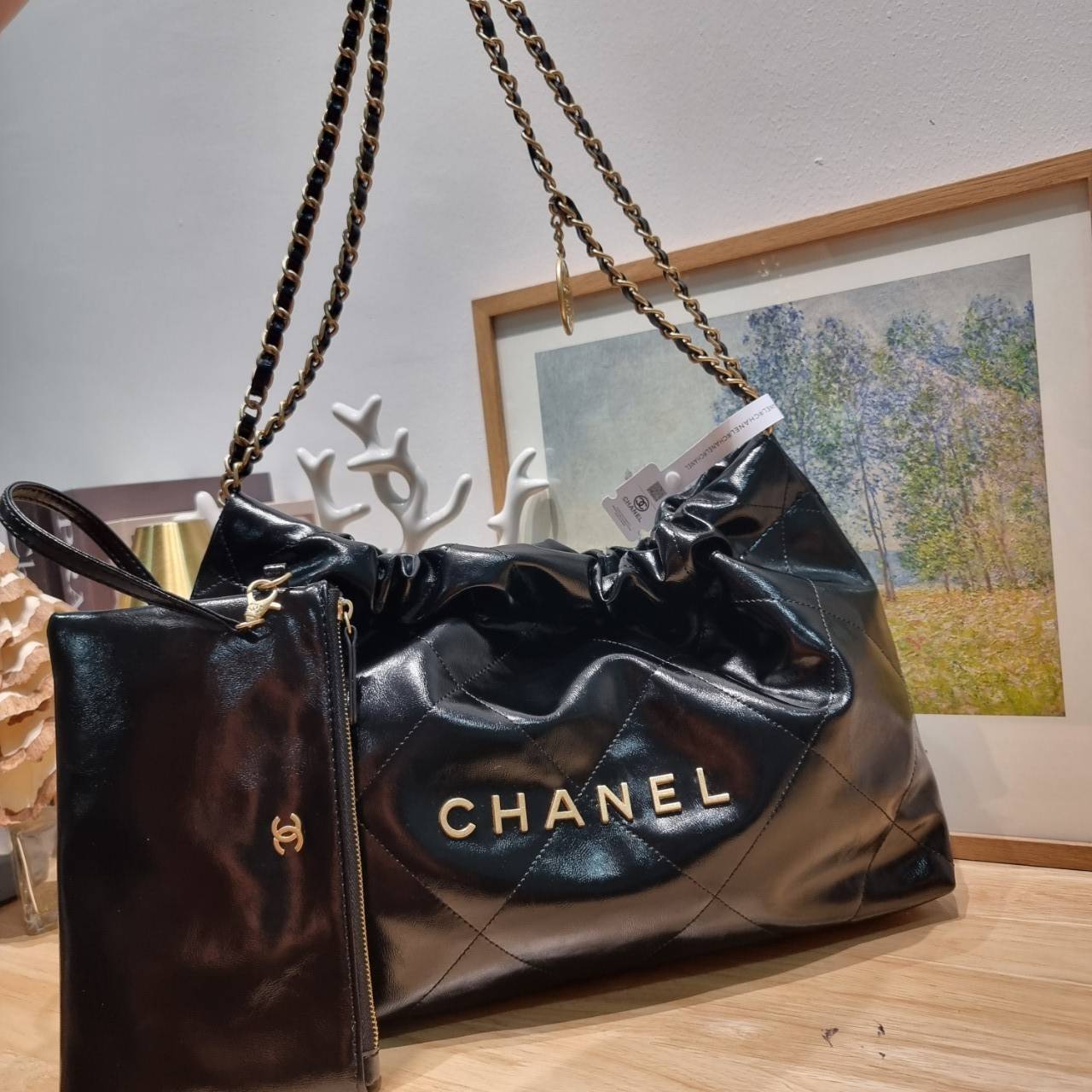 Chanel 22 horizontal bag แรงเกินต้านที่สุดกับไอเท็มนี้ ที่สาวๆหรือใครๆก็ต้องมี มาในไซส์ใหญ่ รูปทรงใช้ง่ายขึ้น แต่ยังจุได้หนักๆเหมือนเดิม ดูหรูหรา เกินเรื่องที่สุด