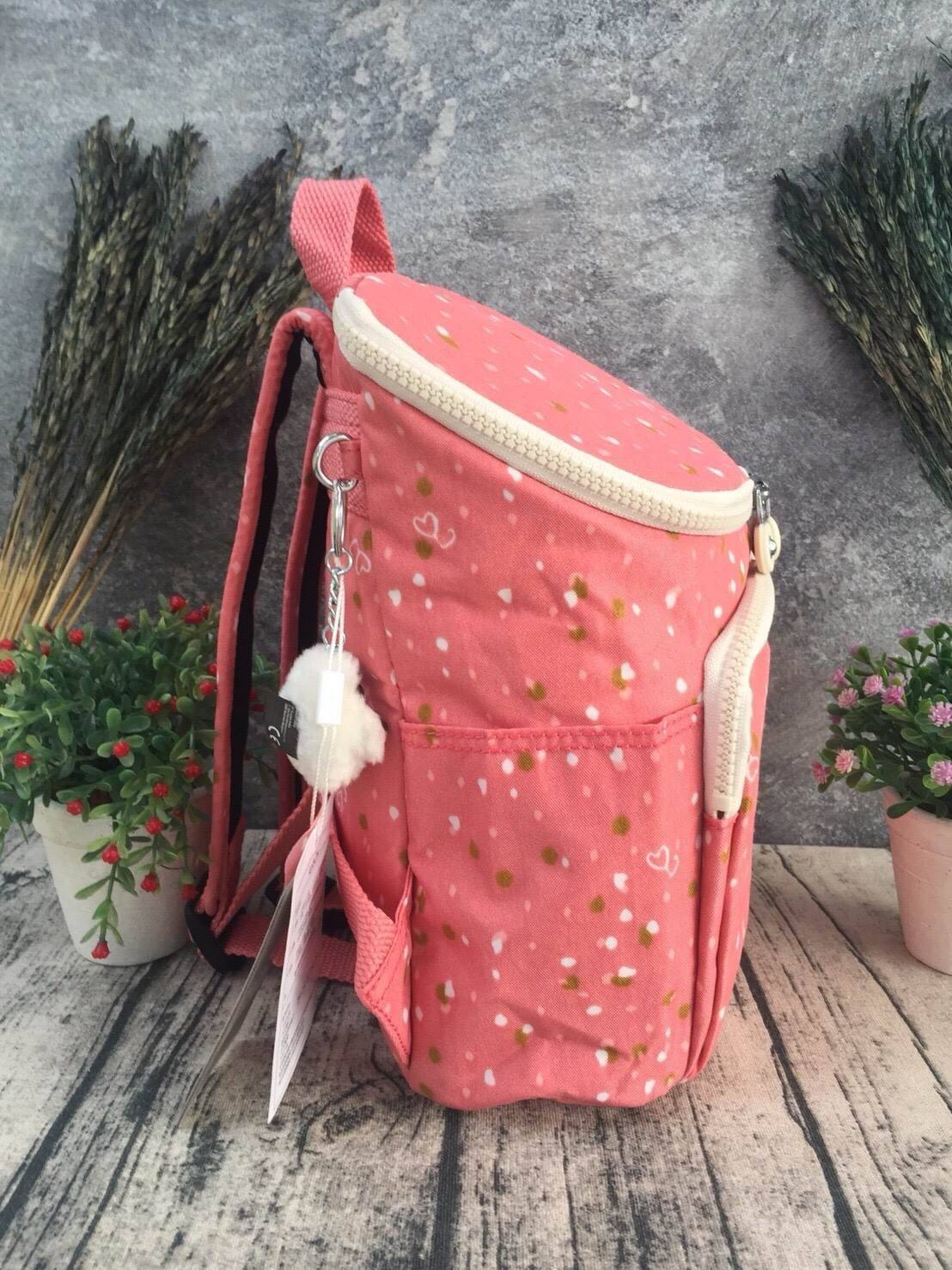 กระเป๋าเป้ Blakeney ไซส์ S จาก KIPLING ที่ออกแบบมาสำหรับผู้หญิง มาพร้อมดีไซน์เบาะรองรับหลัง ซึ่งเหมาะสำหรับ active lifestyle สามารถเก็บของได้อย่างจุใจแต่มีน้ำหนักเบา รวมถึงมีคุณสมบัติกันน้ำช่วยป้องกันให้ของในกระเป๋าปลอดภัยไร้กังวล