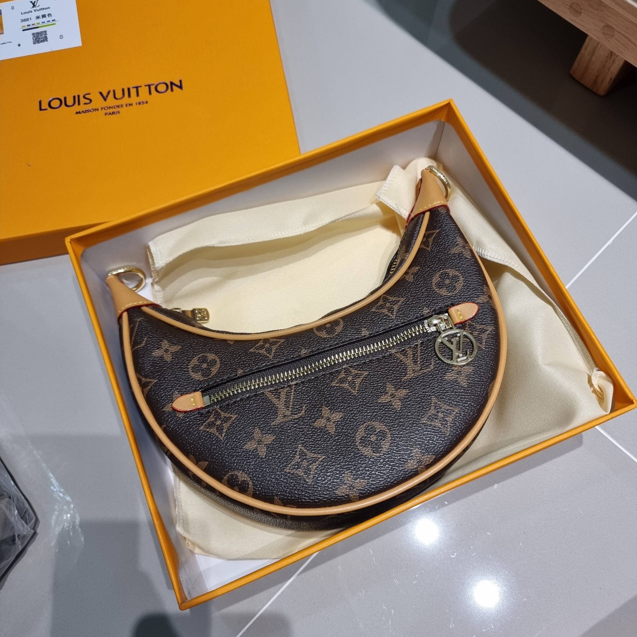 สุดยอดเดอะเบสท์ไอเท็ม ต้องยกให้เลย กับกระเป๋าสะพายทรงบาแกตต์ สวยหรู ดูแพงมาแต่ไกล LV loop bag ยังคงคลาสสิค ผู้ดี หรูหรา ขนาดกำลังพอดี ใส่โทรศัพท์ได้ทุกรุ่น วัสดุหนังแคนวาสคุณภาพ ด้านหน้ามีช่องซิปแยก สายสะพายมีมาให้ถึง 2 แบบ สลับใช้ได้เลยแบบไม่มีเบื่อ จะลุ