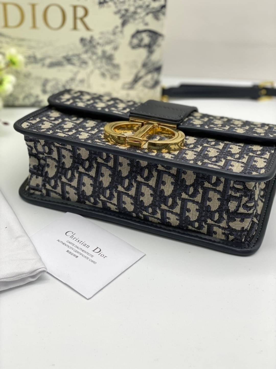 หนังแท้ CHRISTIAN DIOR 30 MONTAIGNE BAG Oblique Jacquard เอกลักษณ์ของความหรู น้ำหนักเบา ไอเท็มหายาก!! Best seller!! ยกให้น้องเลย!! ดีไซน์เรียบหรูในความเป็นเอกลักษณ์ ใช้งานง่าย สะดวก ได้ทุกโอกาส แนะนำเป็น everyday bag ติดตัวไว้เลยจ้าสาวๆ พร้อมส่งที่ไทย ภาพ