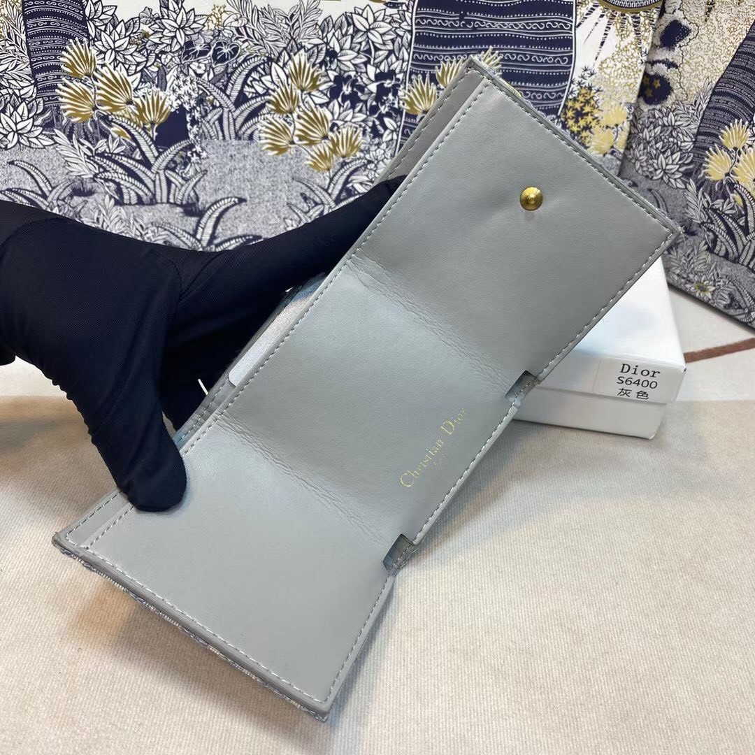 VIP 🥂DIOR Wallet Saddle Lotus / Dior tri-fold wallet กระเป๋าสตางค์ 3 พับทรงตั้ง มีช่องใส่เหรียญ ใส่การ์ด ใส่ธนบัตรได้ ครบเลยค่ะ วัสดุหนังแท้ และผ้า Jacquard อย่างดี ทอสวยงาม ผสมผสานความสง่างามและคลาสสิกที่เข้ากับยุคสมัย ภาพสินค้าถ่ายจากงานขายจริง 