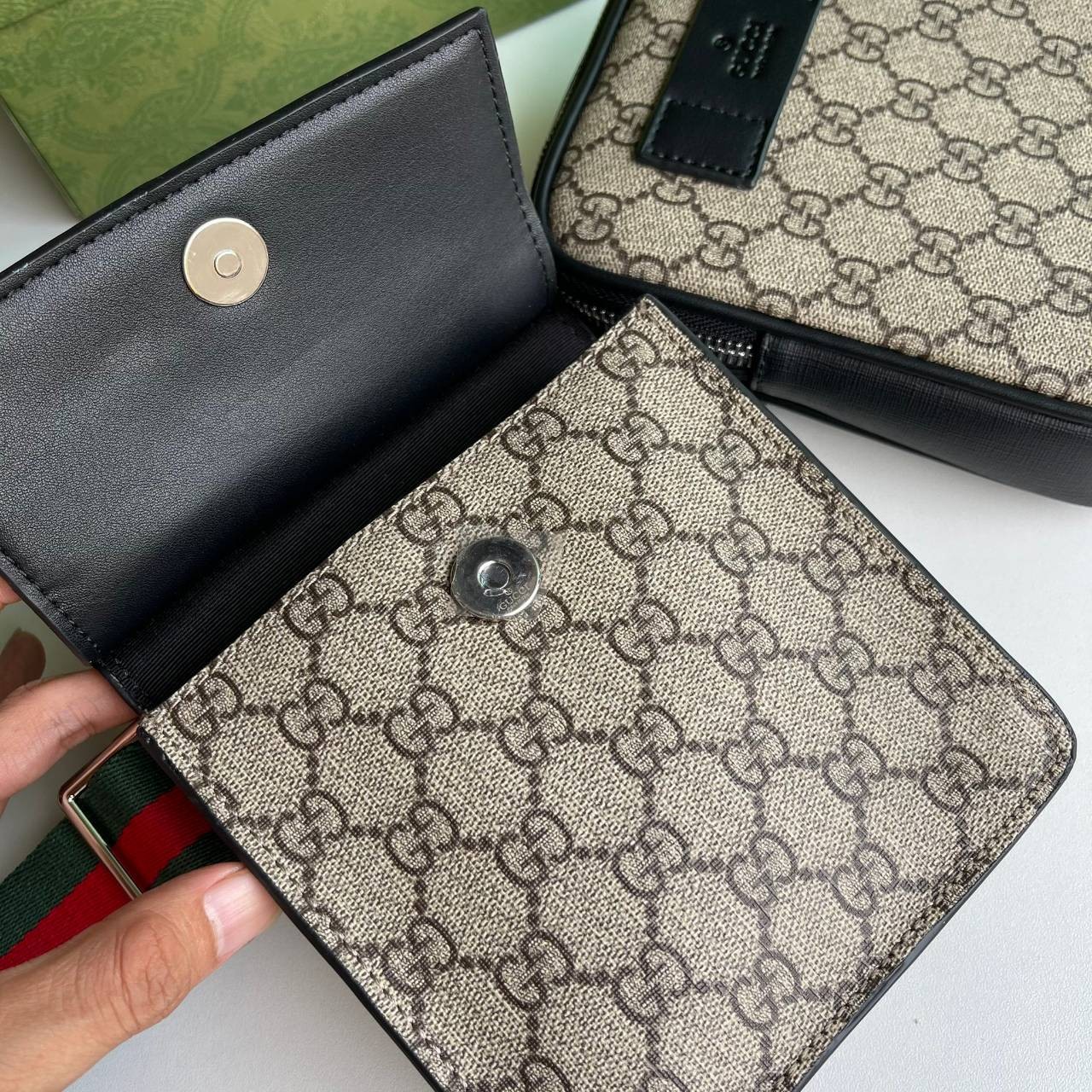 หนังแท้ Gucci GG Supreme belt bag - Neutrals A two-pouch belt bag in GG Supreme canvas with black leather trims. กระเป๋าคาดอก/คาดเอว อีกรุ่นหนึ่งที่หลายคนตามหา งานออริสวยมาก ทำจากหนังแท้ สามารถใช้ได้ทั้งผู้ชายแล้วก็ผู้หญิงสามารถคาดเอวหรือคาดอกก็ได้