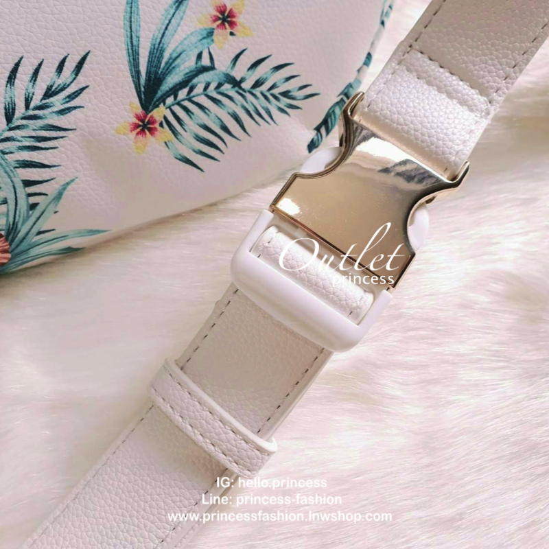 GUESS FERNANDA LOGO FANNY PACK กระเป๋าหนังนิ่มคาดเอว/อกพิมพ์ลายดอกไม้ดูอ่อนหวาน ด้านหน้าปั๊มโลโก้แบรนด์ทรงสามเหลี่ยม ตัวกระเป๋าเปิดปิดด้วยซิปใช้งานง่าย ภายในกระเป๋าโล่งกว้าง สามารถใส่มือถือได้ทุกรุ่น จุของได้เยอะ รับรองถูกใจสาวๆแน่นอนจ้า