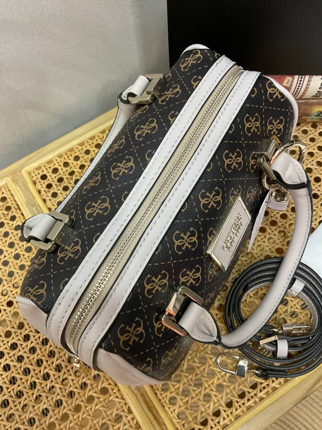 Guess Handbag with Small Shoulder Strap Tyren SG796605 New collection!! Guess ทรงหมอน ขนาดเล็ก ลายซิกเนเจอร์แบรนด์ ทรงหมอนยอดฮิต มีให้เลือก 5 สี สีสวยคลาสสิก เข้ากับง่ายกับทุกชุด ปิด/เปิด ด้วยซิป ภายในโล่งกว้าง แยกเป็นสัดส่วนใช้งาน ซับในตราแบรนด์ ใส่กระเป