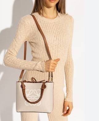 Loewe Anagram leather canvas tote bag / Loewe Tote Bag กระเป๋าโท้ทน้องใหม่ วัสดุทำจากหนังแคนวาส ใช้งานทนทาน ออกแบบมีสายสะพายไหล่และหูหิ้ว เรียกว่าใช้งานได้แบบ 2 in1 งานสวยล้ำ ไม่ซ้ำใคร ปักโลโก้ Anagram ที่ด้านหน้า เปิด-ปิดด้านบนด้วยเชือกผูก ด้านในมีช่องสำ